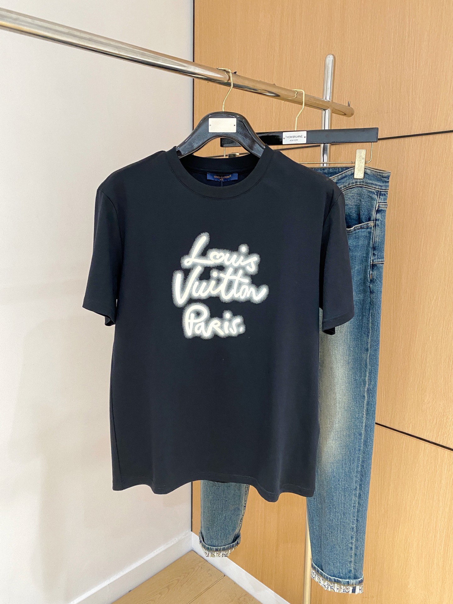 NO:141858,LV2025 spring and summer new short-sleeved T-shirt for men and women, the latest model is exclusively available on the entire network!  !  ~ It is classic and fashionable and versatile, who doesn’t like it? It will show the classic again. It is very pleasing to the eye and comes with a low luxury halo and recognition!  The traditional brand concept and modern advanced technology are perfectly combined. Coupled with the extremely modern and simple design, the exclusive logo pattern towel embroidery design!  Customized 100% imported pure cotton fabric!  The texture of this model is quite touching, the specifications and grades are known with tentacles. The degree of delicateness and breathability are top-notch!  Size M-3XL, louis vuitton, T-shirt,tees, t-shirt,alexander wang19860909LV2025春夏新款男女同款短袖T恤,最新款全网独家首上！！~既经典有时尚百搭,谁不爱啊,将经典再次展现,非常的耐看,自带低奢光环与辨识度！传统的品牌理念和现代化的先进技术进行了完美结合.加上极其现代摩登风范的简约设计,专属logo图案毛巾绣设计！定制百分百进口纯棉面料！此款的质感相当感人 触手便知规格档次 细腻程度与透气效果堪称顶级！尺码M-3XL,,louis vuitton,T-shirt,tees，t-shirt,alexander wang,Men's clothing