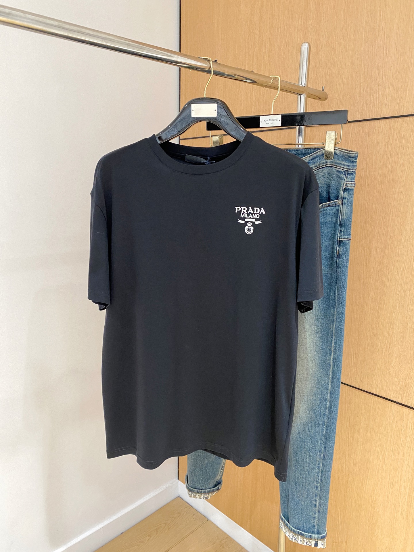 NO:141855,Prada's new short-sleeved T-shirt for men and women in spring and summer, the latest model is exclusively available on the entire network!  !  ~ It is classic and fashionable and versatile, who doesn’t like it? It will show the classic again. It is very pleasing to the eye and comes with a low luxury halo and recognition!  The traditional brand concept and modern advanced technology are perfectly combined. Coupled with the extremely modern and simple design, the exclusive logo pattern towel embroidery design!  Customized 100% imported pure cotton fabric!  The texture of this model is quite touching, the specifications and grades are known with tentacles. The degree of delicateness and breathability are top-notch!  Size S-2xL, prada, T-shirt,tees, t-shirt,alexander wang19860909普拉达2025春夏新款男女同款短袖T恤,最新款全网独家首上！！~既经典有时尚百搭,谁不爱啊,将经典再次展现,非常的耐看,自带低奢光环与辨识度！传统的品牌理念和现代化的先进技术进行了完美结合.加上极其现代摩登风范的简约设计,专属logo图案毛巾绣设计！定制百分百进口纯棉面料！此款的质感相当感人 触手便知规格档次 细腻程度与透气效果堪称顶级！尺码S-2xL,,prada,T-shirt,tees，t-shirt,alexander wang,Men's clothing