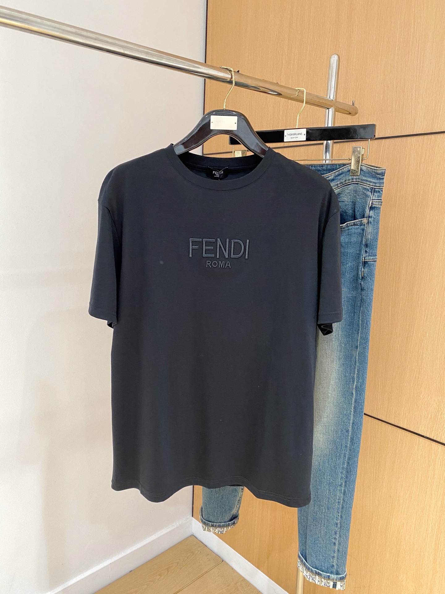 NO:141852,Fendi's new short-sleeved T-shirt for men and women in spring and summer, the latest model is exclusively available on the entire network!  !  ~ It is classic and fashionable and versatile, who doesn’t like it? It will show the classic again. It is very pleasing to the eye and comes with a low luxury halo and recognition!  The traditional brand concept and modern advanced technology are perfectly combined. Coupled with the extremely modern and simple design, the exclusive logo pattern towel embroidery design!  Customized 100% imported pure cotton fabric!  The texture of this model is quite touching, the specifications and grades are known with tentacles. The degree of delicateness and breathability are top-notch!  Size M-3XL, fendi, T-shirt,tees, t-shirt,alexander wang19860909芬迪2025春夏新款男女同款短袖T恤,最新款全网独家首上！！~既经典有时尚百搭,谁不爱啊,将经典再次展现,非常的耐看,自带低奢光环与辨识度！传统的品牌理念和现代化的先进技术进行了完美结合.加上极其现代摩登风范的简约设计,专属logo图案毛巾绣设计！定制百分百进口纯棉面料！此款的质感相当感人 触手便知规格档次 细腻程度与透气效果堪称顶级！尺码M-3XL,,fendi,T-shirt,tees，t-shirt,alexander wang,Men's clothing