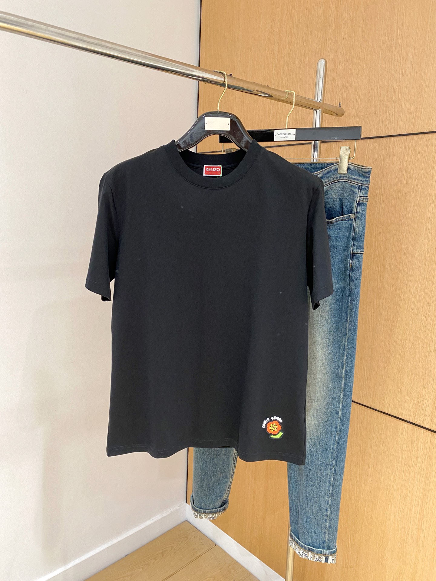 NO:141849,kenzo 2025 spring and summer new short-sleeved T-shirt for men and women, the latest model is exclusively available on the entire network!  !  ~ It is classic and fashionable and versatile, who doesn’t like it? It will show the classic again. It is very pleasing to the eye and comes with a low luxury halo and recognition!  The traditional brand concept and modern advanced technology are perfectly combined. Coupled with the extremely modern and simple design, the exclusive logo pattern towel embroidery design!  Customized 100% imported pure cotton fabric!  The texture of this model is quite touching, the specifications and grades are known with tentacles. The degree of delicateness and breathability are top-notch!  Size M-3XL, T-shirt,tees,t-shirt,alexander wang19860909kenzo2025春夏新款男女同款短袖T恤,最新款全网独家首上！！~既经典有时尚百搭,谁不爱啊,将经典再次展现,非常的耐看,自带低奢光环与辨识度！传统的品牌理念和现代化的先进技术进行了完美结合.加上极其现代摩登风范的简约设计,专属logo图案毛巾绣设计！定制百分百进口纯棉面料！此款的质感相当感人 触手便知规格档次 细腻程度与透气效果堪称顶级！尺码M-3XL,,T-shirt,tees，t-shirt,alexander wang,Men's clothing