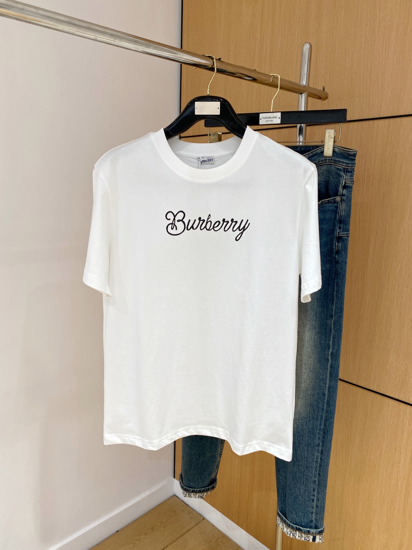 NO:141846,Burberry's new spring and summer 2025 short-sleeved T-shirt for men and women, the latest model is exclusively available on the entire network!  !  ~ It is classic and fashionable and versatile, who doesn’t like it? It will show the classic again. It is very pleasing to the eye and comes with a low luxury halo and recognition!  The traditional brand concept and modern advanced technology are perfectly combined. Coupled with the extremely modern and simple design, the exclusive logo pattern towel embroidery design!  Customized 100% imported pure cotton fabric!  The texture of this model is quite touching, the specifications and grades are known with tentacles. The degree of delicateness and breathability are top-notch!  Size M-3XL, Burberry, T-shirt,tees, t-shirt,alexander wang19860909巴宝莉2025春夏新款男女同款短袖T恤,最新款全网独家首上！！~既经典有时尚百搭,谁不爱啊,将经典再次展现,非常的耐看,自带低奢光环与辨识度！传统的品牌理念和现代化的先进技术进行了完美结合.加上极其现代摩登风范的简约设计,专属logo图案毛巾绣设计！定制百分百进口纯棉面料！此款的质感相当感人 触手便知规格档次 细腻程度与透气效果堪称顶级！尺码M-3XL,,burberry,T-shirt,tees，t-shirt,alexander wang,Men's clothing