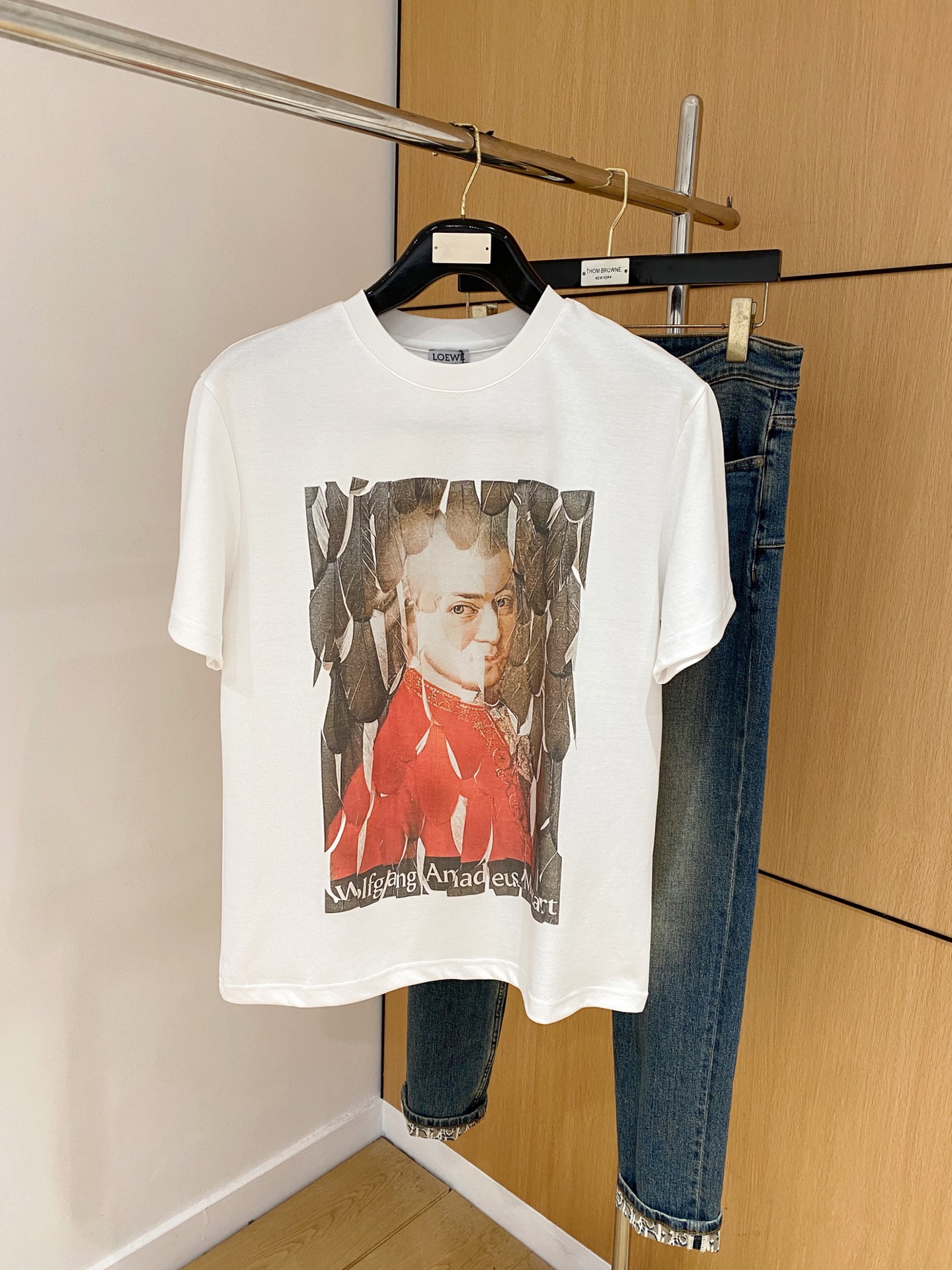 NO:141843,Luo Yiwei's new spring and summer 2025 short-sleeved T-shirt for men and women, the latest model is exclusively available on the entire network!  !  ~ It is classic and fashionable and versatile, who doesn’t like it? It will show the classic again. It is very pleasing to the eye and comes with a low luxury halo and recognition!  The traditional brand concept and modern advanced technology are perfectly combined. Coupled with the extremely modern and simple design, the exclusive logo pattern towel embroidery design!  Customized 100% imported pure cotton fabric!  The texture of this model is quite touching, the specifications and grades are known with tentacles. The degree of delicateness and breathability are top-notch!  Size M-3XL, loewe, T-shirt,tees, t-shirt,alexander wang19860909罗意威2025春夏新款男女同款短袖T恤,最新款全网独家首上！！~既经典有时尚百搭,谁不爱啊,将经典再次展现,非常的耐看,自带低奢光环与辨识度！传统的品牌理念和现代化的先进技术进行了完美结合.加上极其现代摩登风范的简约设计,专属logo图案毛巾绣设计！定制百分百进口纯棉面料！此款的质感相当感人 触手便知规格档次 细腻程度与透气效果堪称顶级！尺码M-3XL,,loewe,T-shirt,tees，t-shirt,alexander wang,Men's clothing