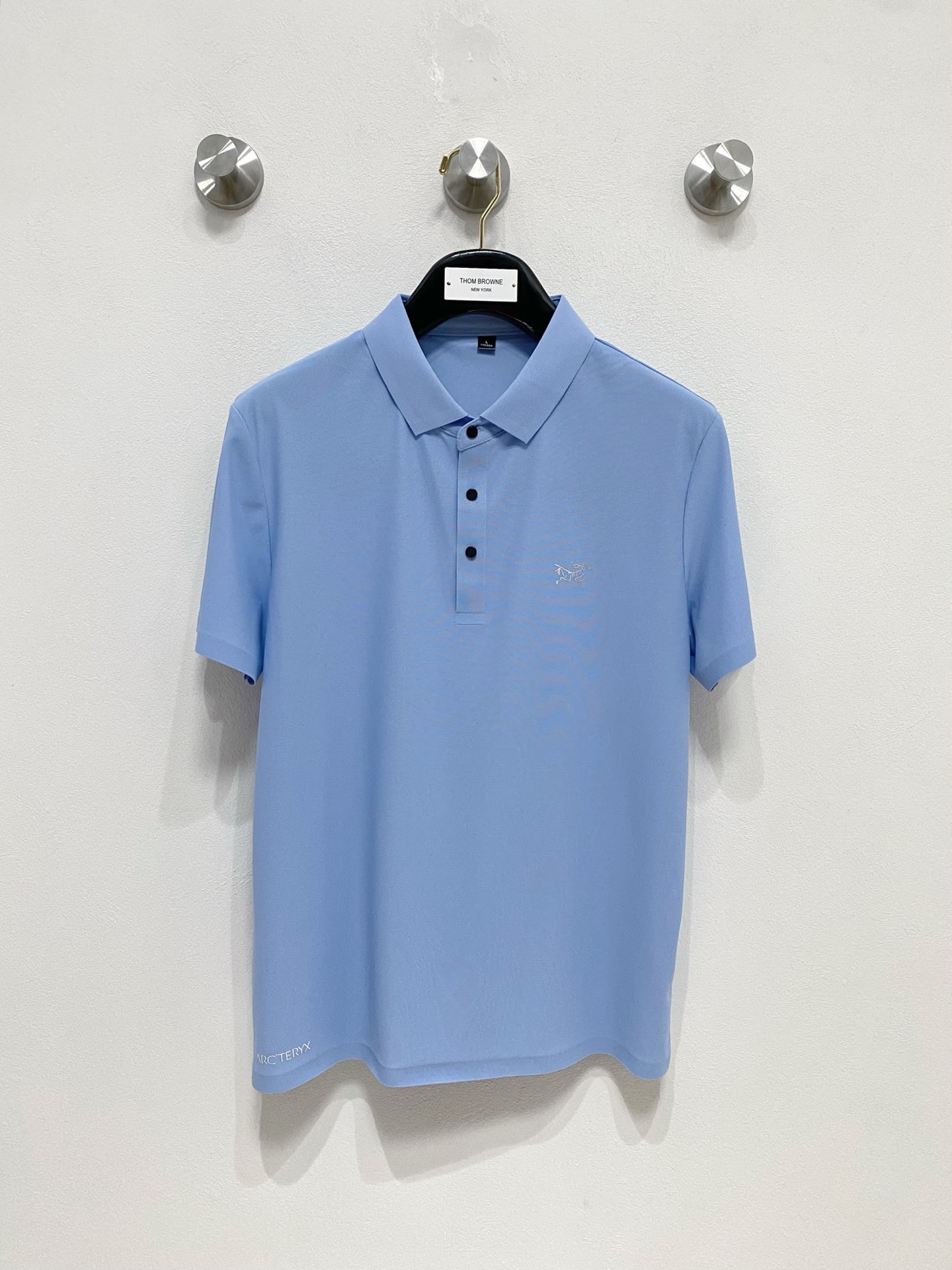 NO:151774,Archaeoptera Bird 2025ss summer new letter logo men's lapel Polo shirt!  Classic business men's style, high-end men's style at the ceiling level of business men's style!  Simple, fashionable and elegant, single-wearing inner wear is decent, quality control/detail control takes away, low-key, luxurious and connotative!  Customer-supplied fixed mesh flooring cotton cloth is carefully made, the surface of the fabric is evenly arranged and neatly arranged, with excellent breathability and heat dissipation and sweat resistance, and the comfort level of the upper body is completely better than that of ordinary single-sided sweat cloth tissue!  The classic brand LOGO logo on the chest is created with top-level craftsmanship. The LOGO has three-dimensional, clear and full texture, and is an extraordinary product in the classic field whether it is inner wear or single wear!  The exquisite cutting process, the processing of every detail is very standard and delicate, and it is comparable to that of ordinary LOW products on the market. Men must enter the basic versatile Polo shirts!  Multi-color Size M-4xl,arc'teryx,alexander wang19860909始祖鸟 2025ss夏季新款字母logo男士翻领Polo衫！经典商务男款,高端男装的天花板级别的商务男款！简约时尚大气不失优雅,单穿内搭体面过人,品质控/细节控的闭眼带走,低调又奢华有内涵！ 客供定织网眼珠地棉布精心制成,面料表面排列均匀整齐的网眼纹理,透气性和散热排汗性极佳,上身舒适程度完全优于普通单面汗布组织！胸前经典的品牌LOGO标识,采用顶级工艺打造,LOGO立体清晰饱满,质感非凡的特质,无论是内搭还是单穿都是一款经典领域的产品！精妙绝伦的裁剪工艺,每一个细节处理的非常标准细腻,非市面一般LOW货可以媲美的,男士必入基础百搭款Polo衫推荐！ 颜色多颜色 尺码M-4xl,arc'teryx,alexander wang,Men's clothing