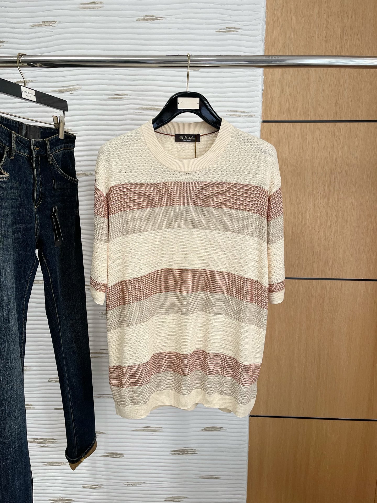 NO:445376,The counter official website will be released simultaneously! All accessories are customized for original products, and the trading company's genuine product orders. High-end custom imported fabrics are extracted from natural plant fibers. They are thinner than ordinary cotton fabrics. They feel soft and comfortable to wear. They are not easy to irritate the skin. The fabric is hygroscopic and breathable. Size: s-L,,alexander wang19860909专柜官网同步发售！辅料全部原版定制出品,贸易公司真品订单.高级定制进口面料,以天然植物纖維提炼出来,比一般棉织物轻薄 手感柔软,穿着舒适 完全不易有刺激皮肤 面料吸湿性、透气性良好 尺码: s-L,,alexander wang,Men's clothing