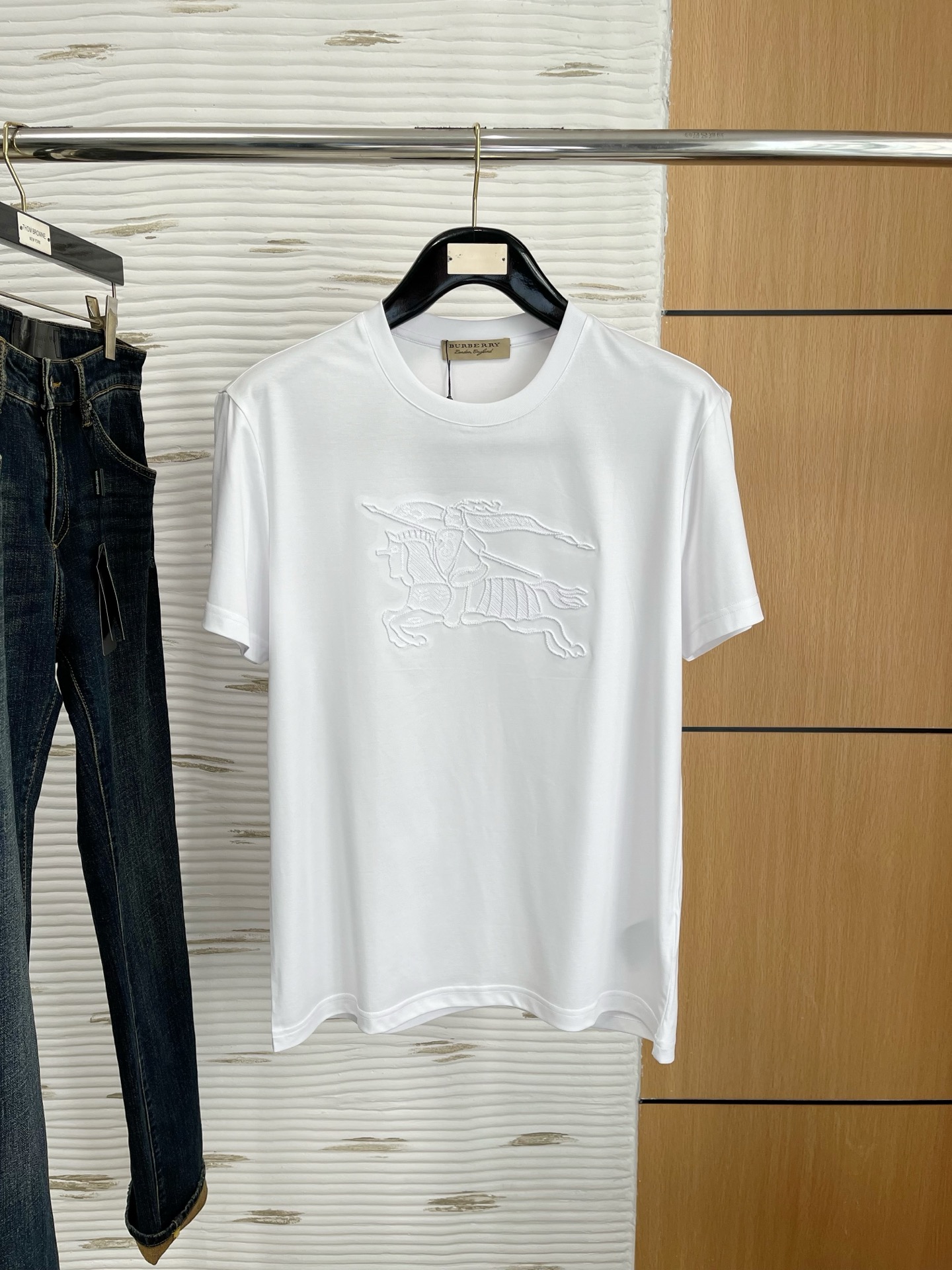 NO:161773,The counter official website will be released simultaneously! All accessories are customized for original products, and the trading company's genuine product orders. High-end custom imported fabrics are extracted from natural plant fibers. They are thinner than ordinary cotton fabrics. They feel soft and comfortable to wear. They are not easy to irritate the skin. The fabric is hygroscopic and breathable. Size: 48-56,,alexander wang19860909专柜官网同步发售！辅料全部原版定制出品,贸易公司真品订单.高级定制进口面料,以天然植物纖維提炼出来,比一般棉织物轻薄 手感柔软,穿着舒适 完全不易有刺激皮肤 面料吸湿性、透气性良好 尺码: 48-56,,alexander wang,Men's clothing