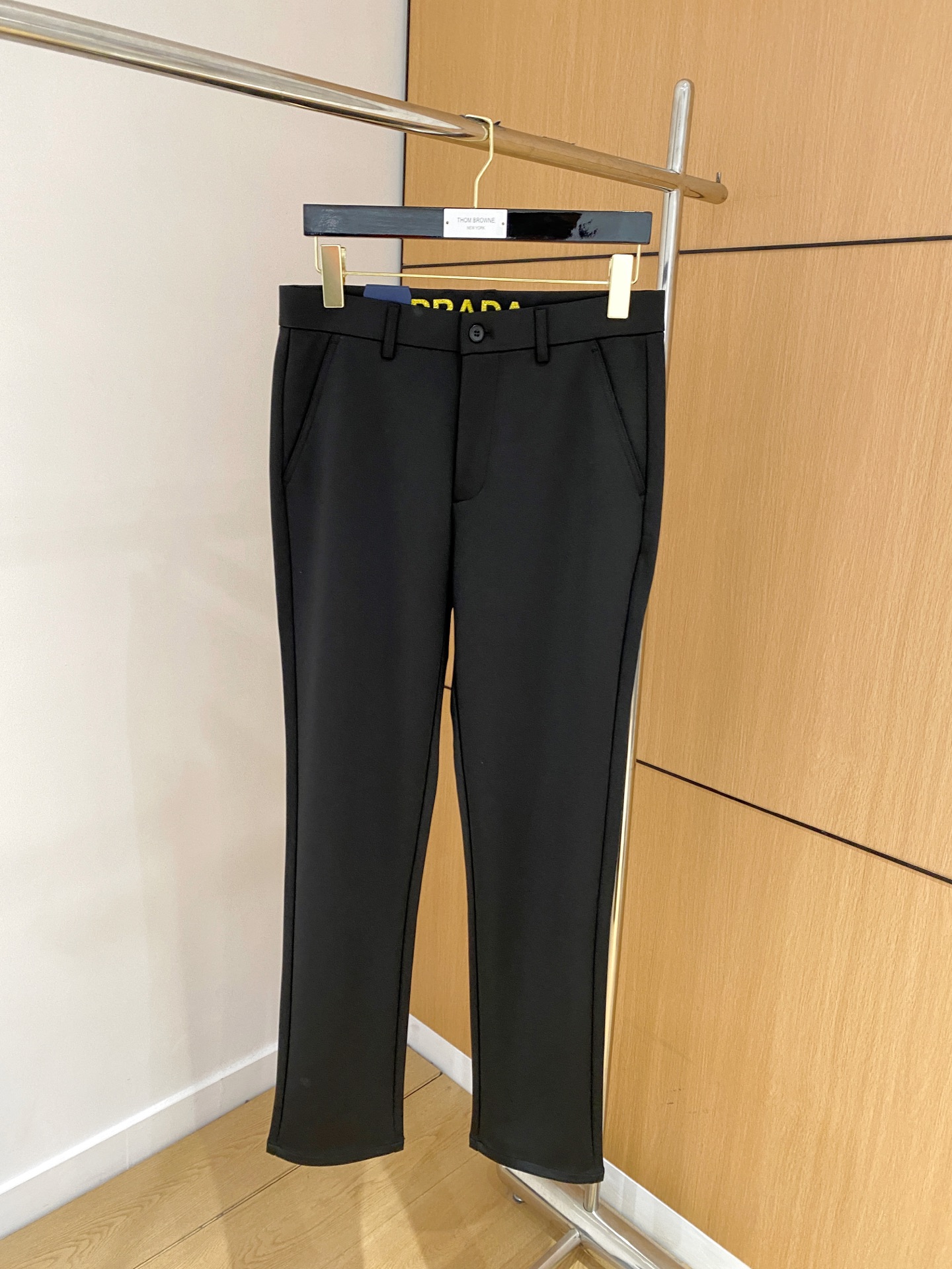 NO:530829,PRADA New models are coming new and new products, available for sale in counters. The original 1:1 product for physical stores, suitable for all ages. The highest version of imported European fabrics in the market. They are comfortable, soft and skin-friendly, with super cool and fashionable and versatile upper body effect, straight and stylish, a must-have for the wardrobe!  Suitable for any occasion Size: 29-38, prada, prada, alexander wang19860909PRADA 普拉达 新款来袭新款新品 专柜有售 实体店极品休闲裤专柜原版1:1好货,适合各个年龄段.市场最高版本的欧洲进口面料.舒适柔软亲肤,上身效果超级棒时尚百搭,笔挺有型,衣橱必备！适合任何场合穿着 尺码:29-38,,prada,prada,alexander wang,Men's clothing