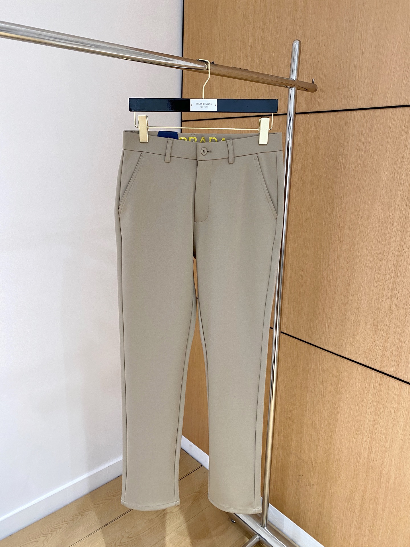 NO:530832,PRADA New models are coming in spring and summer new products, available for sale in counters. The original 1:1 product for physical store top casual pants, suitable for all ages. The highest version of European imported fabrics in the market. They are comfortable, soft and skin-friendly, with super cool and fashionable and versatile upper body effect, straight and stylish, a must-have for wardrobe!  Suitable for any occasion Size: 29-38, prada, prada, alexander wang19860909PRADA 普拉达 新款来袭春夏新款新品 专柜有售 实体店极品休闲裤专柜原版1:1好货,适合各个年龄段.市场最高版本的欧洲进口面料.舒适柔软亲肤,上身效果超级棒时尚百搭,笔挺有型,衣橱必备！适合任何场合穿着 尺码:29-38,,prada,prada,alexander wang,Men's clothing