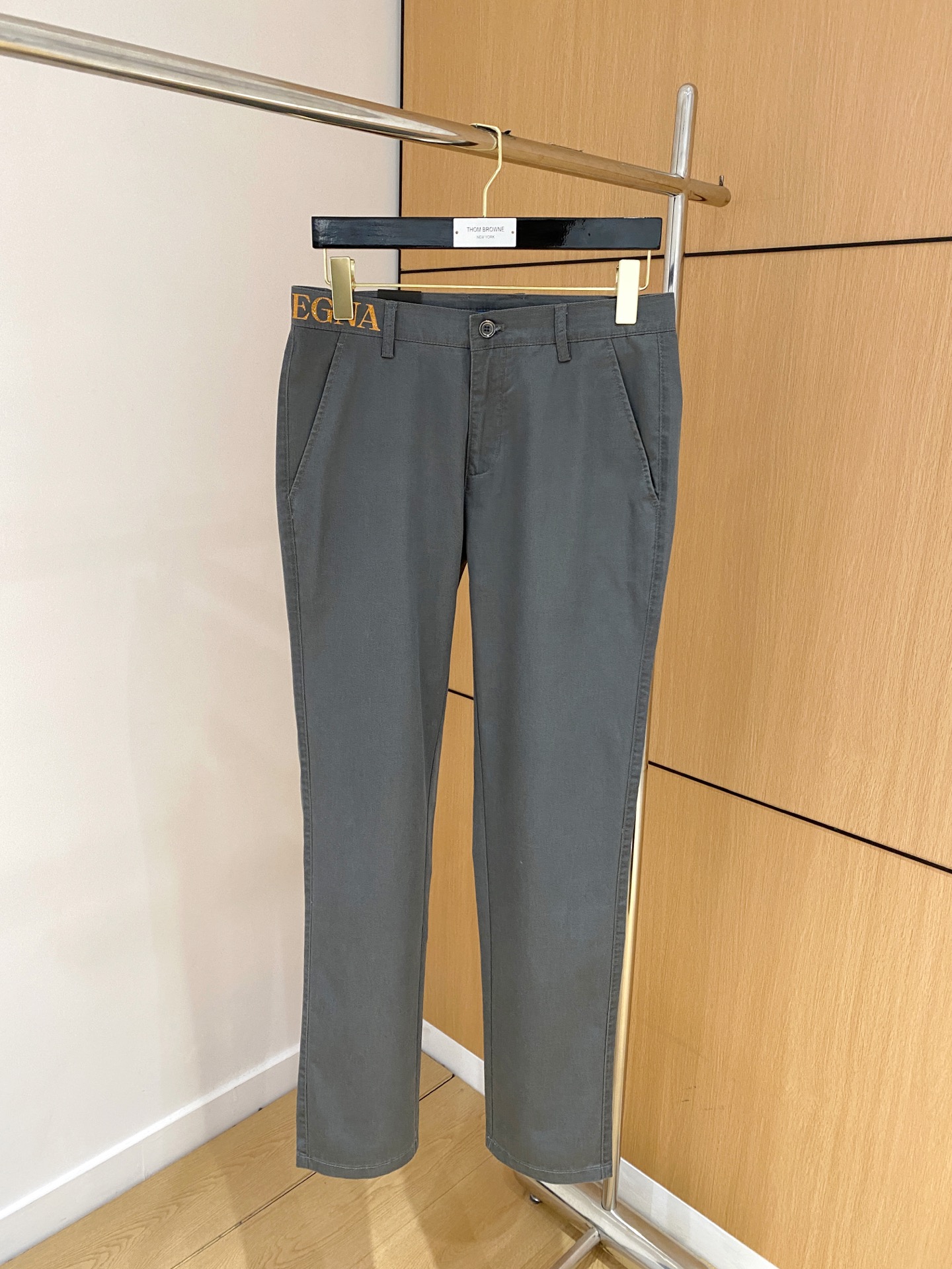 NO:530835,Jenia New models are coming, new models and new products are available for sale in the counter. The original 1:1 product for physical stores, suitable for all ages. The highest version of European imported fabrics is comfortable, soft and skin-friendly, with super cool and fashionable and versatile, straight and stylish, a must-have for the wardrobe!  Suitable for any occasion Size: 29-38, zegna,alexander wang19860909杰尼亚 新款来袭 新款新品 专柜有售 实体店极品休闲裤专柜原版1:1好货,适合各个年龄段.市场最高版本的欧洲进口面料.舒适柔软亲肤,上身效果超级棒时尚百搭,笔挺有型,衣橱必备！适合任何场合穿着 尺码:29-38,,zegna,alexander wang,Men's clothing