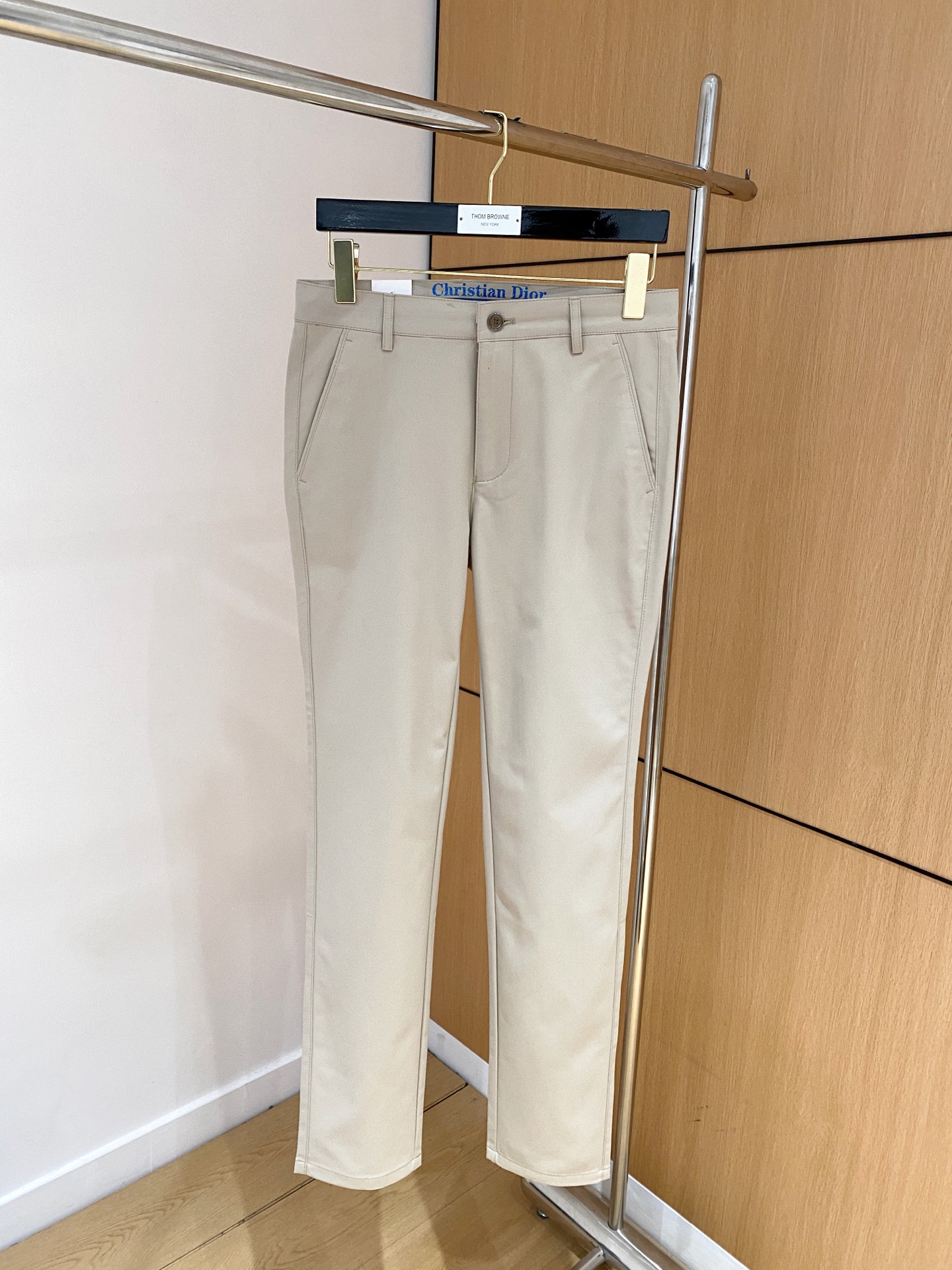 NO:530838,Dior New models are coming, new models and new products are available for sale in the counter. The original 1:1 product for physical stores, suitable for all ages. The highest version of imported European fabrics in the market. They are comfortable, soft and skin-friendly, with super cool and fashionable and versatile upper body effect, straight and stylish, a must-have for the wardrobe!  Suitable for any occasion Size: 29-38,,dior,dior,alexander wang19860909Dior 迪奥 新款来袭 新款新品 专柜有售 实体店极品休闲裤专柜原版1:1好货,适合各个年龄段.市场最高版本的欧洲进口面料.舒适柔软亲肤,上身效果超级棒时尚百搭,笔挺有型,衣橱必备！适合任何场合穿着 尺码:29-38,,dior,dior,alexander wang,Men's clothing