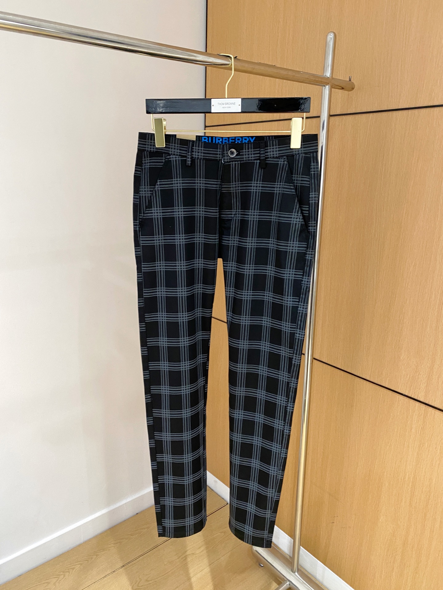 NO:530841,Burberry New models are coming, new models and new products are available for sale in the counter. The original 1:1 product for physical stores, suitable for all ages. The highest version of imported European fabrics in the market. They are comfortable, soft and skin-friendly, with super cool and fashionable and versatile upper body effect, straight and stylish, a must-have for the wardrobe!  Suitable for any occasion Size: 29-38, burberry, burberry, alexander wang19860909Burberry 巴宝莉 新款来袭 新款新品 专柜有售 实体店极品休闲裤专柜原版1:1好货,适合各个年龄段.市场最高版本的欧洲进口面料.舒适柔软亲肤,上身效果超级棒时尚百搭,笔挺有型,衣橱必备！适合任何场合穿着 尺码:29-38,,burberry,burberry,alexander wang,Men's clothing