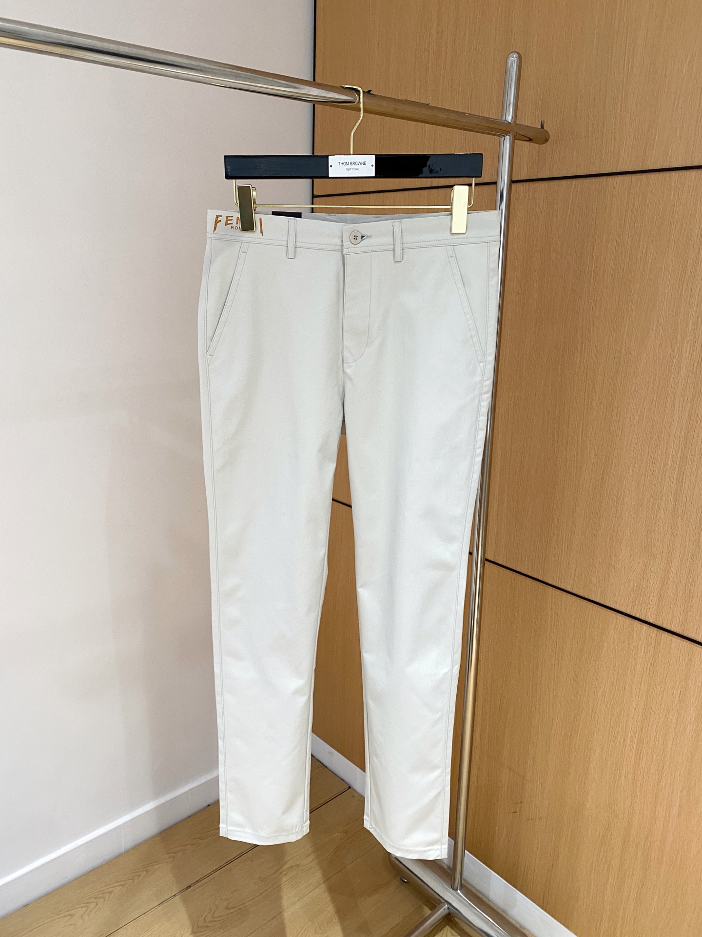 NO:530815,FENDI New models are coming, new models and new products are available for sale in the counter. The original 1:1 product for physical stores, suitable for all ages. The highest version of imported European fabrics in the market. They are comfortable, soft and skin-friendly, with super cool and fashionable and versatile upper body effect, straight and stylish, a must-have for the wardrobe!  Suitable for any occasion Size: 29-38,,fendi,fendi,alexander wang19860909FENDI 芬迪 新款来袭 新款新品 专柜有售 实体店极品休闲裤专柜原版1:1好货,适合各个年龄段.市场最高版本的欧洲进口面料.舒适柔软亲肤,上身效果超级棒时尚百搭,笔挺有型,衣橱必备！适合任何场合穿着 尺码:29-38,,fendi,fendi,alexander wang,Men's clothing