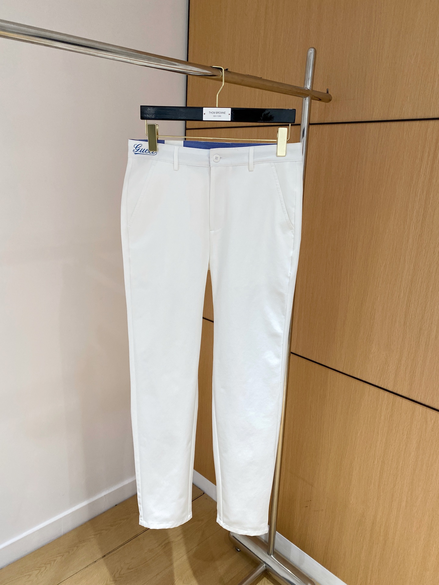 NO:530821,PRADA New models are coming new and new products, available for sale in counters. The original 1:1 product for physical stores, suitable for all ages. The highest version of imported European fabrics in the market. They are comfortable, soft and skin-friendly, with super cool and fashionable and versatile upper body effect, straight and stylish, a must-have for the wardrobe!  Suitable for any occasion Size: 29-38, prada, prada, alexander wang19860909PRADA 普拉达 新款来袭新款新品 专柜有售 实体店极品休闲裤专柜原版1:1好货,适合各个年龄段.市场最高版本的欧洲进口面料.舒适柔软亲肤,上身效果超级棒时尚百搭,笔挺有型,衣橱必备！适合任何场合穿着 尺码:29-38,,prada,prada,alexander wang,Men's clothing