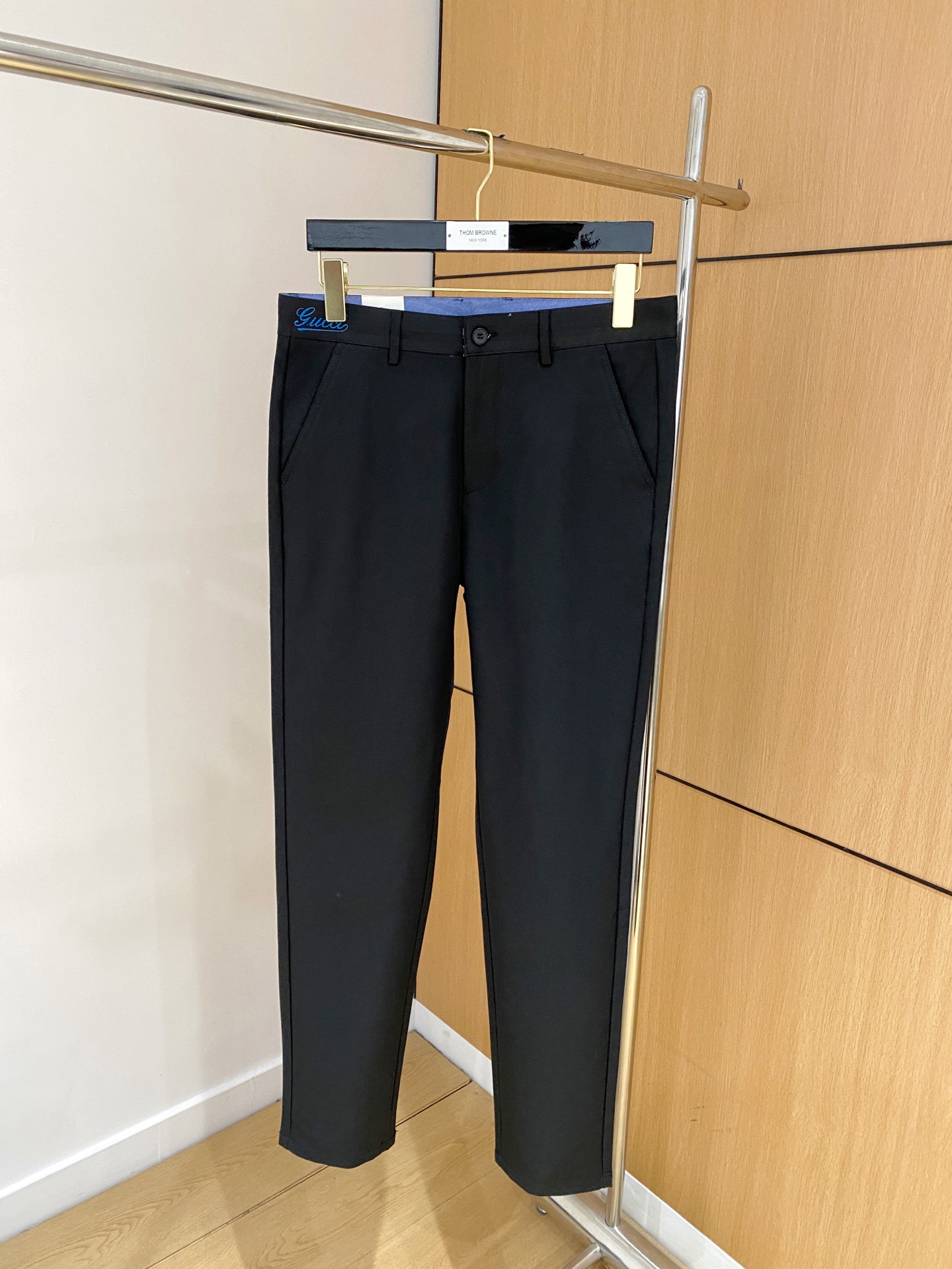 NO:530818,PRADA New models are coming, new models and new products are available for sale in the counter. The original 1:1 product for physical stores, suitable for all ages. The highest version of imported European fabrics in the market. They are comfortable, soft and skin-friendly, with super cool and fashionable and versatile upper body effect, straight and stylish, a must-have for the wardrobe!  Suitable for any occasion Size: 29-38, prada, prada, alexander wang19860909PRADA 普拉达 新款来袭 新款新品 专柜有售 实体店极品休闲裤专柜原版1:1好货,适合各个年龄段.市场最高版本的欧洲进口面料.舒适柔软亲肤,上身效果超级棒时尚百搭,笔挺有型,衣橱必备！适合任何场合穿着 尺码:29-38,,prada,prada,alexander wang,Men's clothing