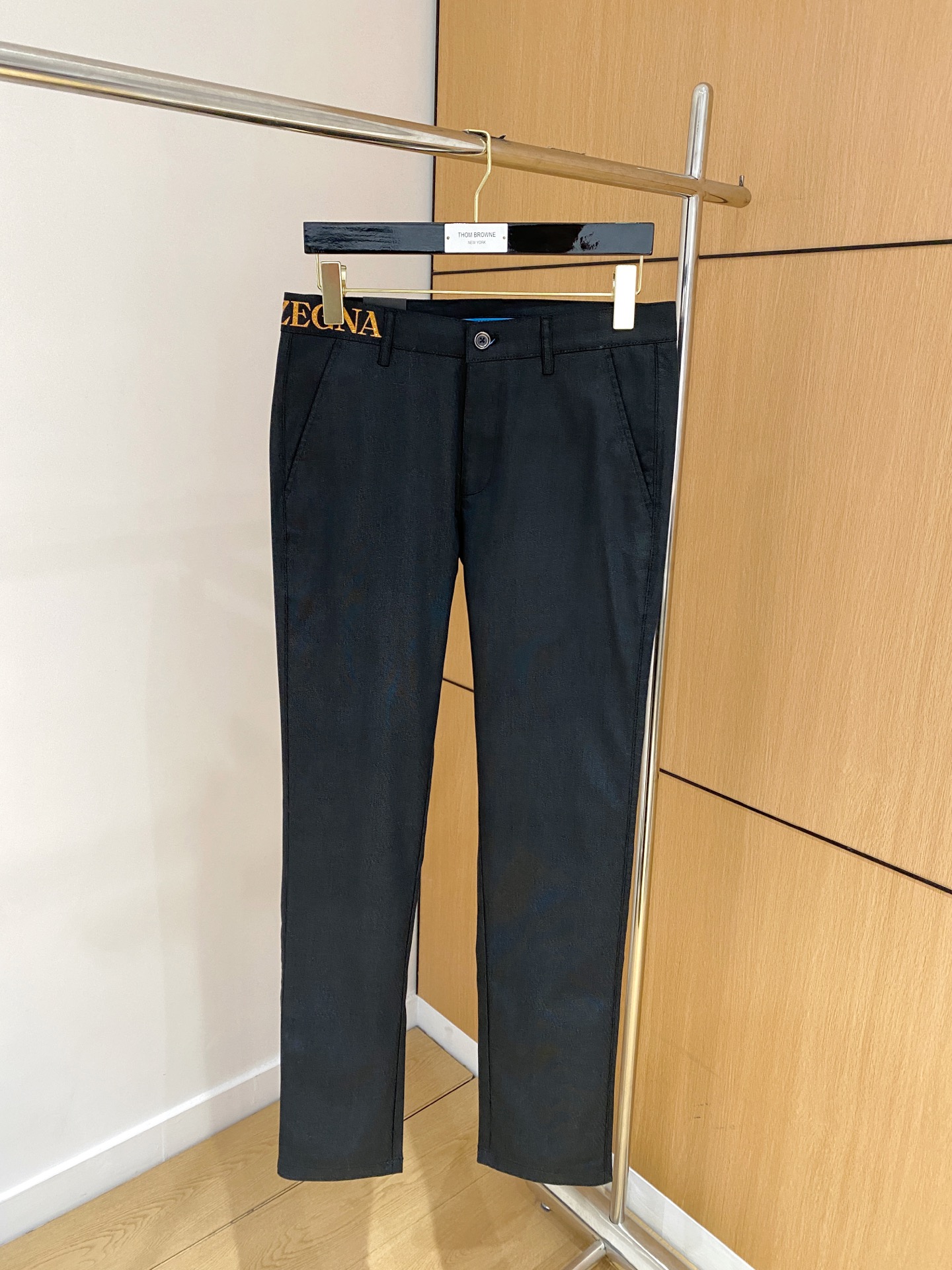 NO:530827,Jenia New models are coming, new models and new products are available for sale in the counter. The original 1:1 product for physical stores, suitable for all ages. The highest version of European imported fabrics is comfortable, soft and skin-friendly, with super cool and fashionable and versatile, straight and stylish, a must-have for the wardrobe!  Suitable for any occasion Size: 29-38, zegna,alexander wang19860909杰尼亚 新款来袭 新款新品 专柜有售 实体店极品休闲裤专柜原版1:1好货,适合各个年龄段.市场最高版本的欧洲进口面料.舒适柔软亲肤,上身效果超级棒时尚百搭,笔挺有型,衣橱必备！适合任何场合穿着 尺码:29-38,,zegna,alexander wang,Men's clothing