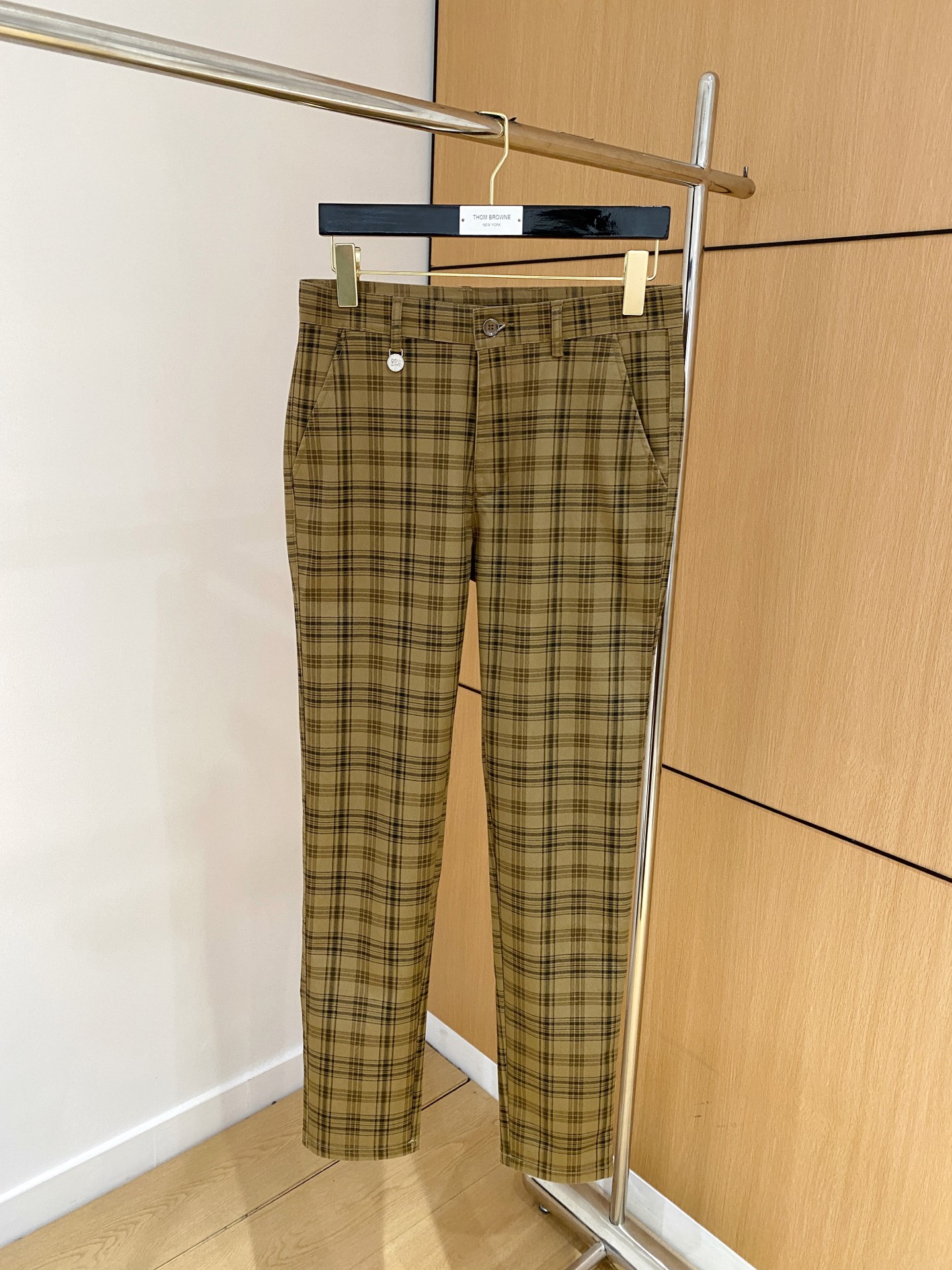 NO:530830,Burberry New models are coming, new models and new products are available for sale in the counter. The original 1:1 product for physical stores, suitable for all ages. The highest version of imported European fabrics in the market. They are comfortable, soft and skin-friendly, with super cool and fashionable and versatile upper body effect, straight and stylish, a must-have for the wardrobe!  Suitable for any occasion Size: 29-38, burberry, burberry, alexander wang19860909Burberry 巴宝莉 新款来袭 新款新品 专柜有售 实体店极品休闲裤专柜原版1:1好货,适合各个年龄段.市场最高版本的欧洲进口面料.舒适柔软亲肤,上身效果超级棒时尚百搭,笔挺有型,衣橱必备！适合任何场合穿着 尺码:29-38,,burberry,burberry,alexander wang,Men's clothing