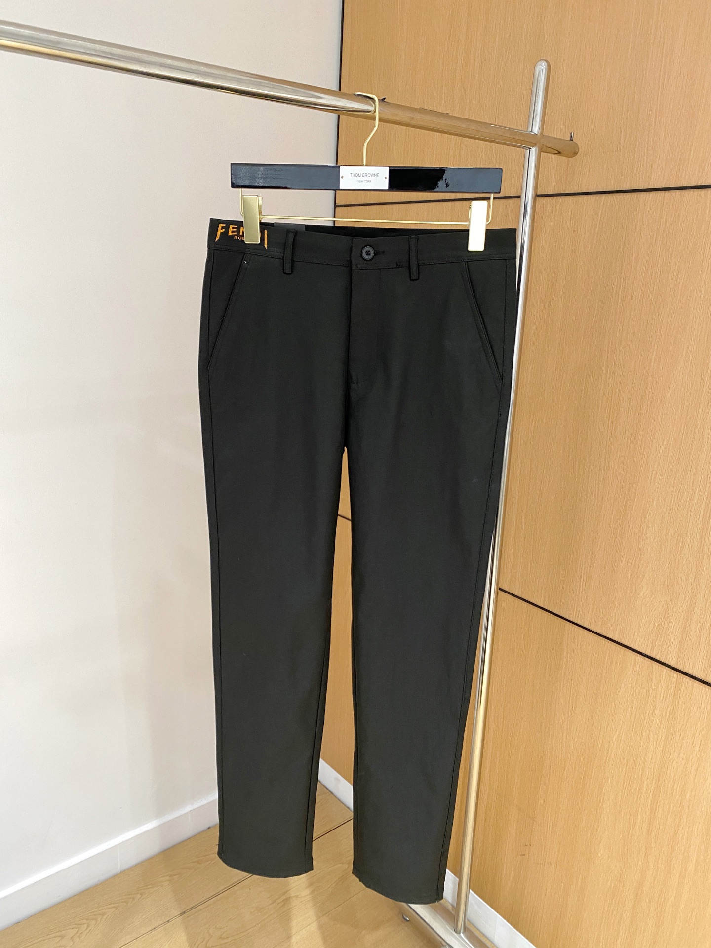 NO:530833,FENDI New models are coming, new models and new products are available for sale in the counter. The original 1:1 product for physical stores, suitable for all ages. The highest version of imported European fabrics in the market. They are comfortable, soft and skin-friendly, with super cool and fashionable and versatile upper body effect, straight and stylish, a must-have for the wardrobe!  Suitable for any occasion Size: 29-38,,fendi,fendi,alexander wang19860909FENDI 芬迪 新款来袭 新款新品 专柜有售 实体店极品休闲裤专柜原版1:1好货,适合各个年龄段.市场最高版本的欧洲进口面料.舒适柔软亲肤,上身效果超级棒时尚百搭,笔挺有型,衣橱必备！适合任何场合穿着 尺码:29-38,,fendi,fendi,alexander wang,Men's clothing