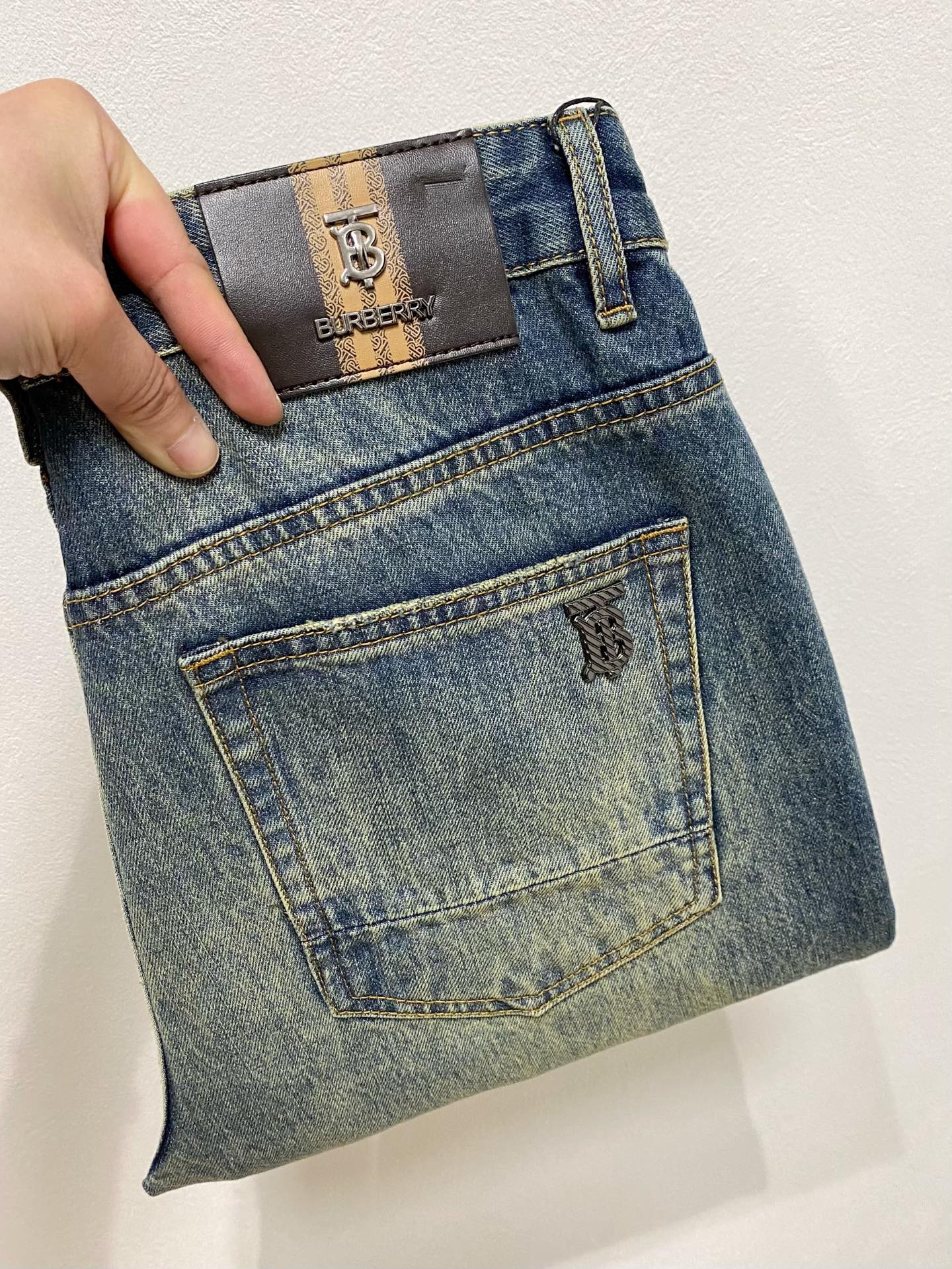 NO:468604,BURBERRY [Loose Straight] Retro Gradient Jeans | A must-have for street coolness. Classic denim blue is paired with a unique gradient effect. The color transitions from dark to light, as if it has the traces of time, and the retro feels directly full. The straight style is not picky about the legs, which can well modify the leg lines, making it straight and slim. The metal buckle and simple pocket design at the waist of the trousers are full of details. Number of sizes 28-38 (shipped the next day), burberry, burberry, jeans, alexander wang19860909BURBERRY巴宝莉【宽松直筒】复古渐变牛仔裤 | 街头酷感必备 经典牛仔蓝搭配独特的渐变效果,颜色由深入浅的过渡自然,仿佛带着岁月的痕迹,复古感直接拉满. 直筒的版型不挑腿型,能够很好地修饰腿部线条,显直又显瘦.裤腰处的金属扣和简约口袋设计,细节感满满. 码数28-38（隔天出货）,,burberry,burberry,jeans,alexander wang,Men's clothing