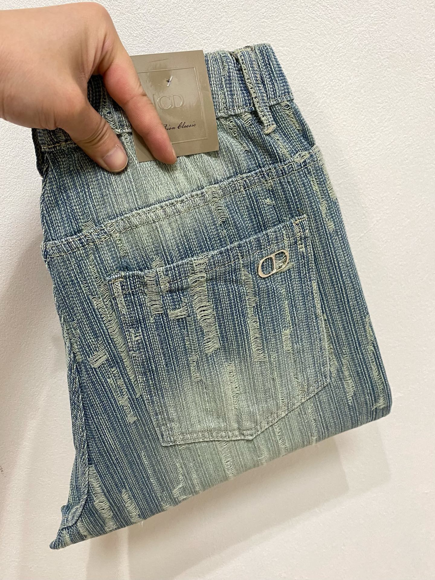 NO:468633,DIOR [Loose straight] Retro Gradient Jeans | A must-have for street cool feeling. Classic denim blue is matched with a unique gradient effect. The color transitions from dark to light, as if it is full of retro feel. The straight style is not picky about the legs, which can well modify the leg lines, making it straight and slim. The metal buckle and simple pocket design at the waist of the trousers are full of details. S-3XL (shipped the next day), dior, dior, jeans, alexander wang19860909DIOR迪奥【宽松直筒】复古渐变牛仔裤 | 街头酷感必备 经典牛仔蓝搭配独特的渐变效果,颜色由深入浅的过渡自然,仿佛带着岁月的痕迹,复古感直接拉满. 直筒的版型不挑腿型,能够很好地修饰腿部线条,显直又显瘦.裤腰处的金属扣和简约口袋设计,细节感满满. 码数S-3XL（隔天出货）,,dior,dior,jeans,alexander wang,Men's clothing