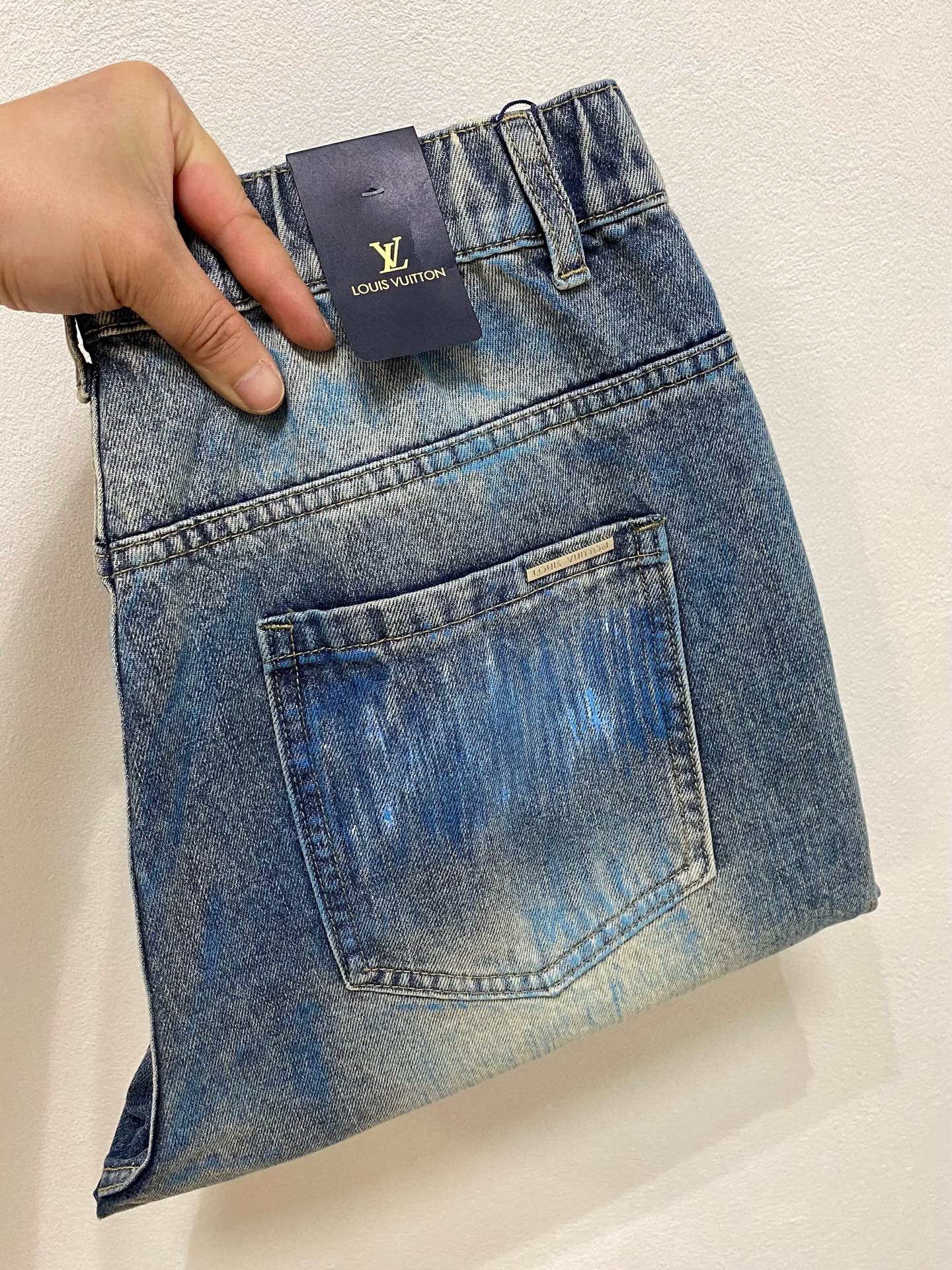 NO:468626,LV Louis Vuitton [Loose Straight] Retro Gradient Jeans | Street cool must have Classic denim blue with a unique gradient effect, the color transitions from dark to light, as if it is full of retro feel. The straight style is not picky about the legs, which can well modify the leg lines, making it straight and slim. The metal buckle and simple pocket design at the waist of the trousers are full of details. S-3XL (shipped the next day),,louis vuitton,louis vuitton,jeans,alexander wang19860909LV路易威登【宽松直筒】复古渐变牛仔裤 | 街头酷感必备 经典牛仔蓝搭配独特的渐变效果,颜色由深入浅的过渡自然,仿佛带着岁月的痕迹,复古感直接拉满. 直筒的版型不挑腿型,能够很好地修饰腿部线条,显直又显瘦.裤腰处的金属扣和简约口袋设计,细节感满满. 码数S-3XL（隔天出货）,,louis vuitton,louis vuitton,jeans,alexander wang,Men's clothing