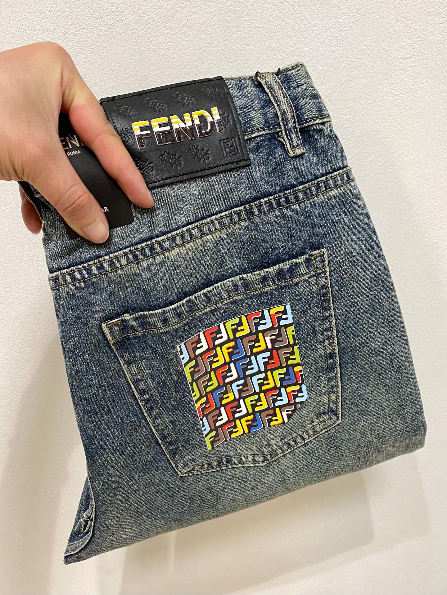 NO:468619,FENDI [Loose straight] Retro Gradient Jeans | A must-have for street cool feeling. Classic denim blue is paired with a unique gradient effect. The color transitions from dark to light, as if it is full of retro feel. The straight style is not picky about the legs, which can well modify the leg lines, making it straight and slim. The metal buckle and simple pocket design at the waist of the trousers are full of details. Number of sizes 28-40 (shipped the next day), fendi, fendi, jeans, alexander wang19860909FENDI芬迪【宽松直筒】复古渐变牛仔裤 | 街头酷感必备 经典牛仔蓝搭配独特的渐变效果,颜色由深入浅的过渡自然,仿佛带着岁月的痕迹,复古感直接拉满. 直筒的版型不挑腿型,能够很好地修饰腿部线条,显直又显瘦.裤腰处的金属扣和简约口袋设计,细节感满满. 码数28-40（隔天出货）,,fendi,fendi,jeans,alexander wang,Men's clothing