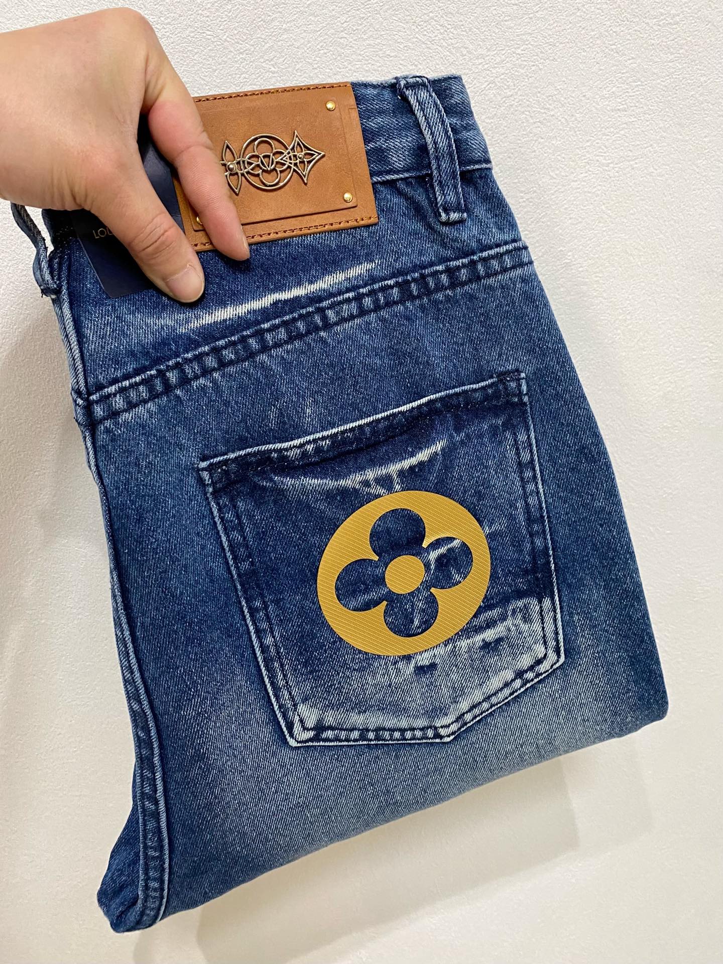 NO:468596,LV Louis Vuitton [Loose Straight] Retro Gradient Jeans | Street cool must have Classic denim blue with a unique gradient effect, the color transitions from dark to light, as if it has the traces of time, and the retro feels directly full. The straight style is not picky about the legs, which can well modify the leg lines, making it straight and slim. The metal buckle and simple pocket design at the waist of the trousers are full of details. S-2XL (shipped the next day),,louis vuitton,louis vuitton,jeans,alexander wang19860909LV路易威登【宽松直筒】复古渐变牛仔裤 | 街头酷感必备 经典牛仔蓝搭配独特的渐变效果,颜色由深入浅的过渡自然,仿佛带着岁月的痕迹,复古感直接拉满. 直筒的版型不挑腿型,能够很好地修饰腿部线条,显直又显瘦.裤腰处的金属扣和简约口袋设计,细节感满满. 码数S-2XL（隔天出货）,,louis vuitton,louis vuitton,jeans,alexander wang,Men's clothing