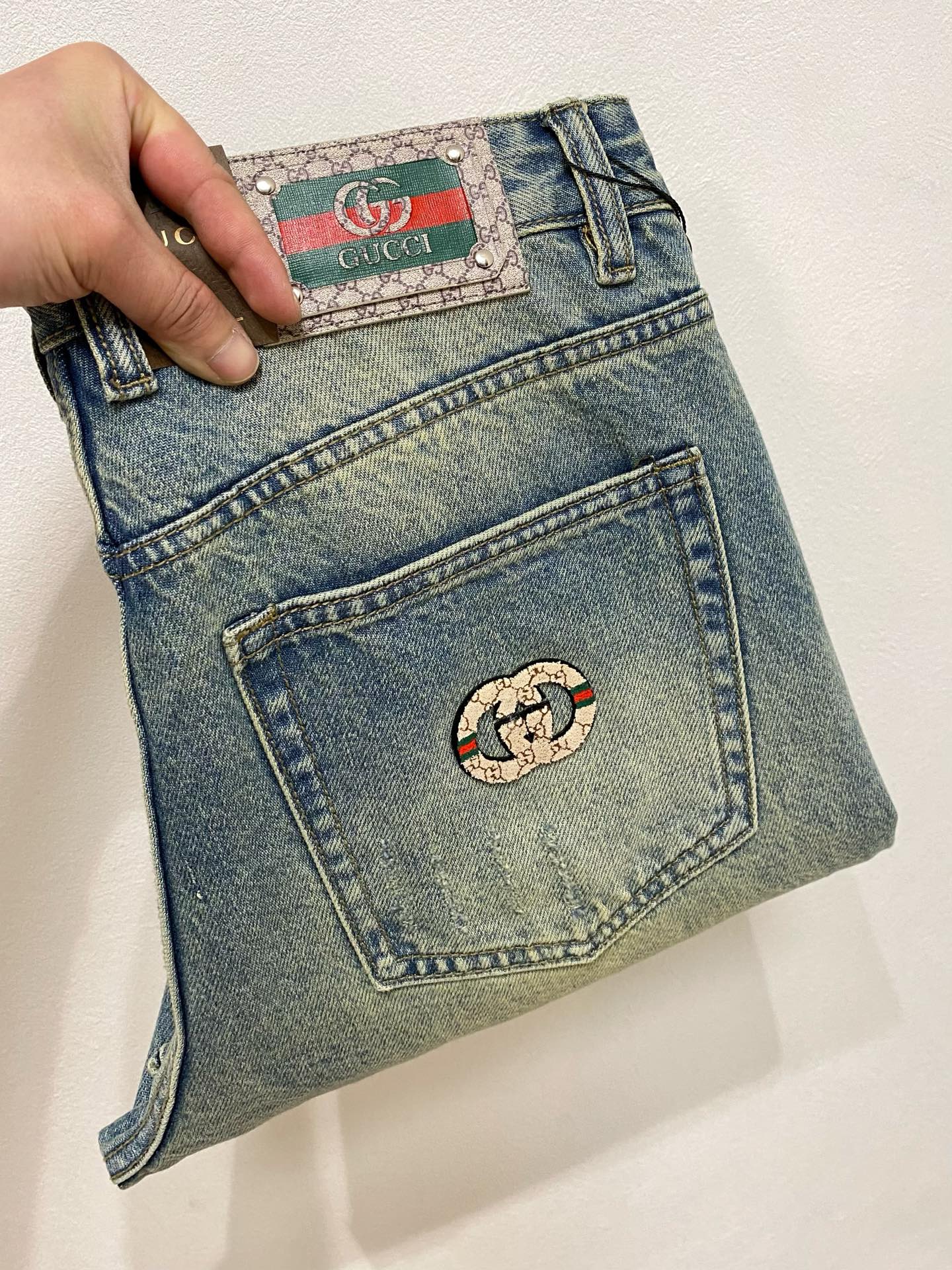 NO:468588,GUCCI [Loose Straight] Retro Gradient Jeans | A must-have for street coolness. Classic denim blue is matched with a unique gradient effect. The color transitions from dark to light, as if it is full of retro feel. The straight style is not picky about the legs, which can well modify the leg lines, making it straight and slim. The metal buckle and simple pocket design at the waist of the trousers are full of details. Number of sizes 28-38 (shipped the next day), gucci, jeans, alexander wang19860909GUCCI古奇【宽松直筒】复古渐变牛仔裤 | 街头酷感必备 经典牛仔蓝搭配独特的渐变效果,颜色由深入浅的过渡自然,仿佛带着岁月的痕迹,复古感直接拉满. 直筒的版型不挑腿型,能够很好地修饰腿部线条,显直又显瘦.裤腰处的金属扣和简约口袋设计,细节感满满. 码数28-38（隔天出货）,,gucci,jeans,alexander wang,Men's clothing