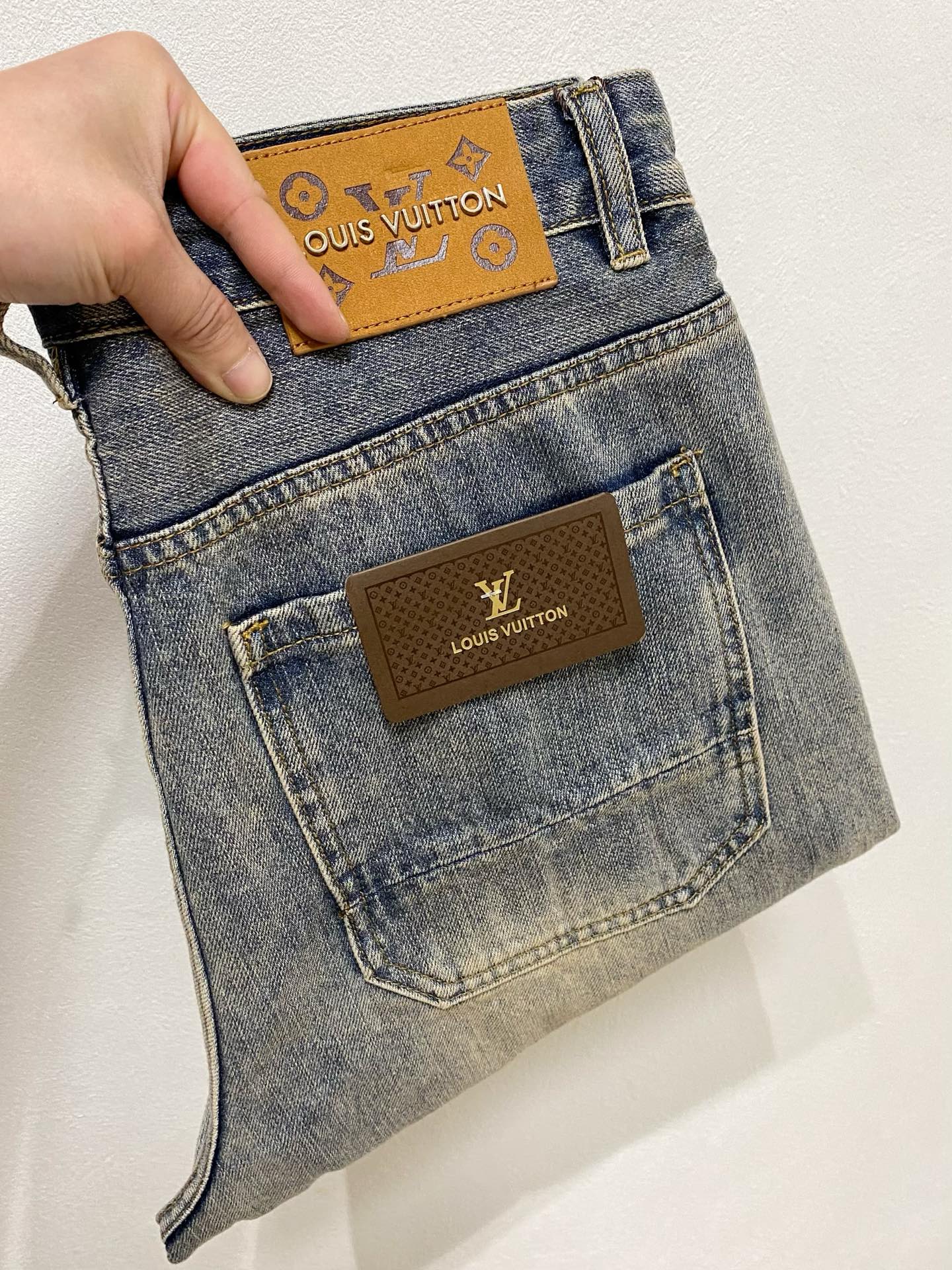 NO:468612,LV Louis Vuitton [Loose Straight] Retro Gradient Jeans | Street cool must have Classic denim blue with a unique gradient effect, the color transitions from dark to light, as if it has the traces of time, and the retro feels directly full. The straight style is not picky about the legs, which can well modify the leg lines, making it straight and slim. The metal buckle and simple pocket design at the waist of the trousers are full of details. Number of sizes 28-38 (shipped the next day),,louis vuitton,louis vuitton,jeans,alexander wang19860909LV路易威登【宽松直筒】复古渐变牛仔裤 | 街头酷感必备 经典牛仔蓝搭配独特的渐变效果,颜色由深入浅的过渡自然,仿佛带着岁月的痕迹,复古感直接拉满. 直筒的版型不挑腿型,能够很好地修饰腿部线条,显直又显瘦.裤腰处的金属扣和简约口袋设计,细节感满满. 码数28-38（隔天出货）,,louis vuitton,louis vuitton,jeans,alexander wang,Men's clothing