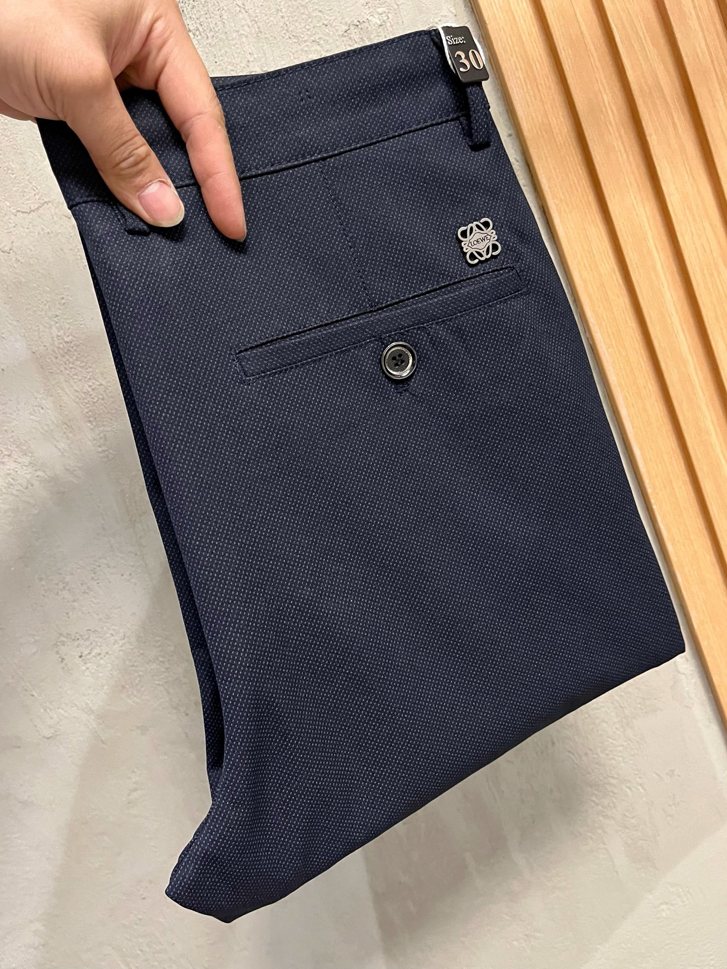 NO:761353,Luo Yiwei's new spring and summer new products are available at the counter. The best casual pants counter in the physical store are original 1:1 good products, suitable for all ages. The highest version of European imported fabrics on the market. Comfortable, soft and skin-friendly, the upper body effect is super fashionable and versatile, straight and stylish, a wardrobe must-have!  Suitable for any occasion. Sizes: 29-36, loewe,19860909罗意威 新款来袭春夏新款新品 专柜有售 实体店极品休闲裤专柜原版1:1好货,适合各个年龄段.市场最高版本的欧洲进口面料.舒适柔软亲肤,上身效果超级棒时尚百搭,笔挺有型,衣橱必备！适合任何场合穿着 尺码:29-36,,loewe,,Men's clothing