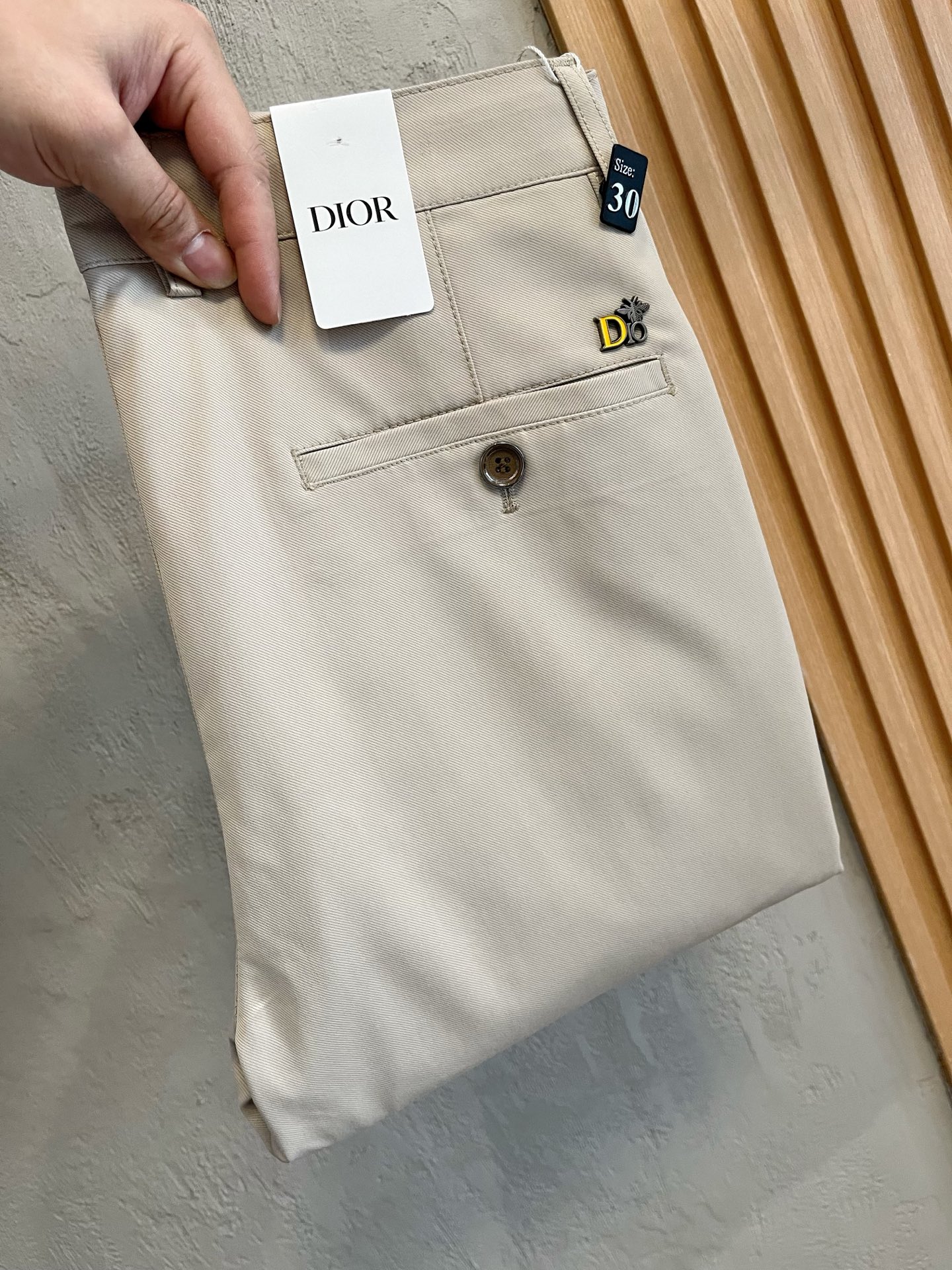 NO:761363,Dior Dior's new spring and summer new products are available at the counter. The best casual pants counter in the physical store are original 1:1 goods, suitable for all ages. The highest version of European imported fabrics on the market. Comfortable, soft and skin-friendly, the upper body effect is super fashionable and versatile, straight and stylish, a wardrobe must-have!  Suitable for any occasion. Sizes: 29-36, dior, dior,19860909Dior 迪奥 新款来袭春夏新款新品 专柜有售 实体店极品休闲裤专柜原版1:1好货,适合各个年龄段.市场最高版本的欧洲进口面料.舒适柔软亲肤,上身效果超级棒时尚百搭,笔挺有型,衣橱必备！适合任何场合穿着 尺码:29-36,,dior,dior,,Men's clothing