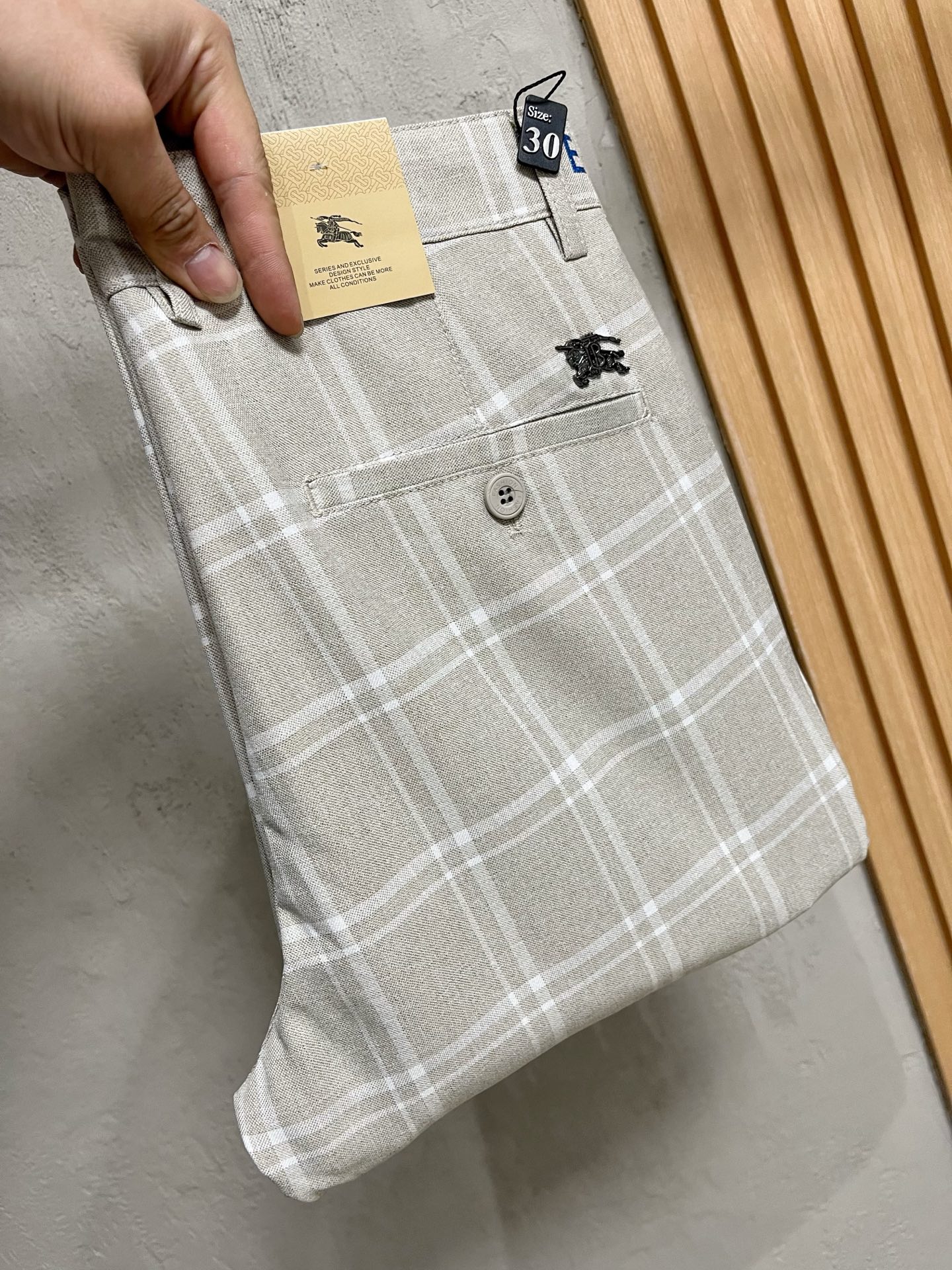 NO:761349,Burberry's new spring and summer new products are available at counters. The best casual pants counters in physical stores are original 1:1 good products, suitable for all ages. The highest version of European imported fabrics on the market. Comfortable, soft and skin-friendly, with super upper body effect, fashionable and versatile, straight and stylish, a wardrobe must-have!  Suitable for any occasion. Sizes: 29-36,,burberry,burberry,19860909Burberry 巴宝莉 新款来袭春夏新款新品 专柜有售 实体店极品休闲裤专柜原版1:1好货,适合各个年龄段.市场最高版本的欧洲进口面料.舒适柔软亲肤,上身效果超级棒时尚百搭,笔挺有型,衣橱必备！适合任何场合穿着 尺码:29-36,,burberry,burberry,,Men's clothing