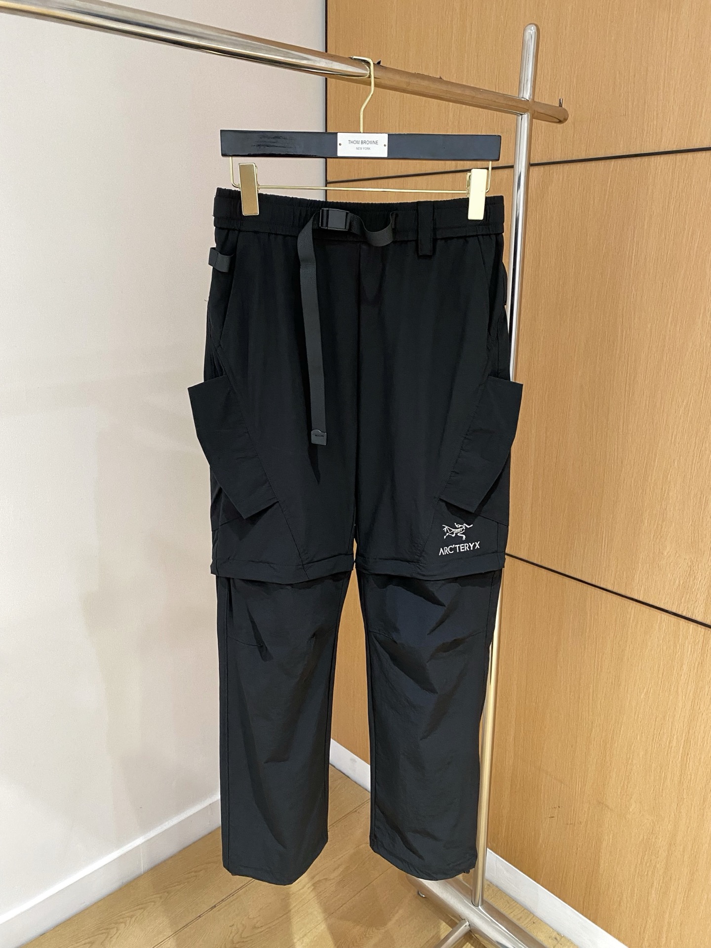 NO:145282,SS Spring and Summer Archaeopteryx hits!  Solid color casual pants, specially provided for fabric. Can be removed into shorts!  All civil servants/office workers/broad spectrum people are available. The complete set of the latest hang tags/responsive use of MILANO classic main mark!  Original Italian flavor!  Integrated locked edges and wraps!  Code number M-2XL, arc'teryx, shorts, alexander wang19860909SS春夏 始祖鸟爆款来袭！纯色休闲裤,特供面料. 可拆卸成短裤穿！公务员/上班族/广谱人群均可.全套最新款吊牌/延用MILANO经典主唛！原汁原味的意大利制造风味！一体化锁边包边！码数M-2XL,arc'teryx,shorts,alexander wang,Men's clothing