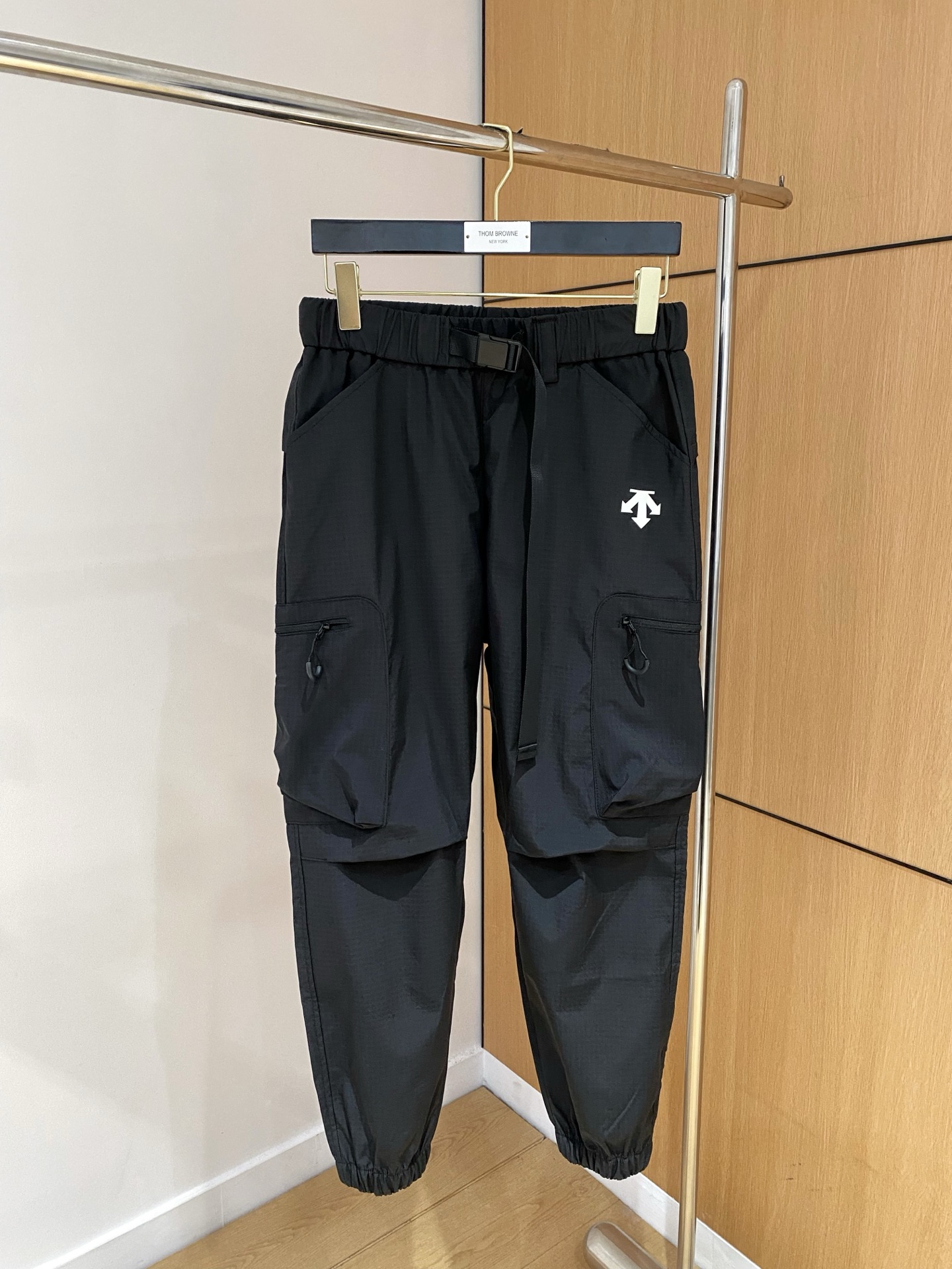 NO:145292,SS Spring and Summer DiSant's hit product is coming!  Solid color casual pants, specially provided fabrics. All civil servants/office workers/broad spectrum people are available. The complete set of the latest hang tags/responsive MILANO classic main mark!  Original Italian flavor!  Integrated locked edges and wraps!  Code number M-2XL, alexander wang19860909SS春夏 迪桑特爆款来袭！纯色休闲裤,特供面料. 公务员/上班族/广谱人群均可.全套最新款吊牌/延用MILANO经典主唛！原汁原味的意大利制造风味！一体化锁边包边！码数M-2XL,,alexander wang,Men's clothing