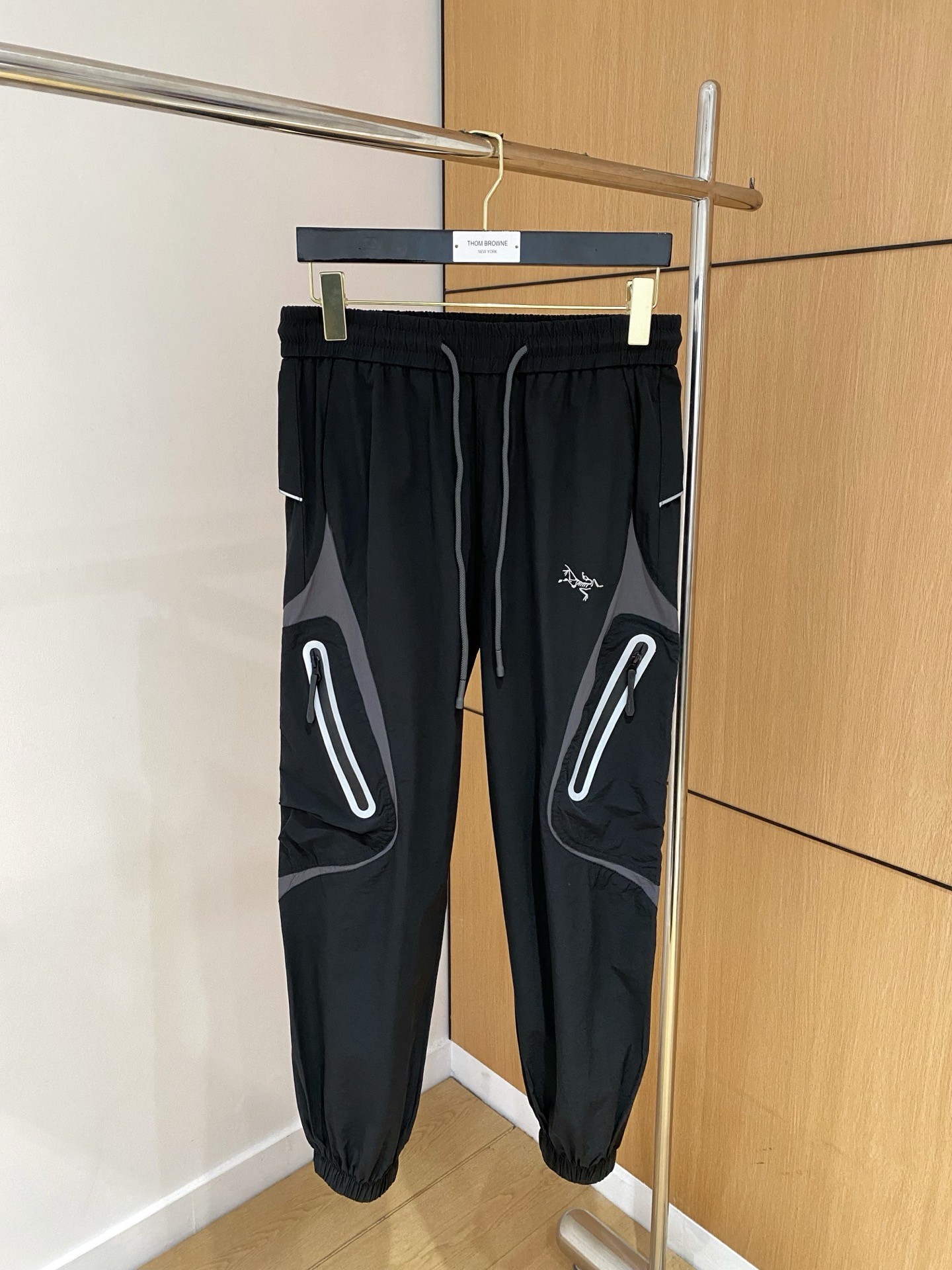 NO:145302,SS Spring and Summer Archaeopteryx hits!  Solid color casual pants, specially provided fabrics. All civil servants/office workers/broad spectrum people are available. The complete set of the latest hang tags/responsive MILANO classic main mark!  Original Italian flavor!  Integrated locked edges and wraps!  Code number M-2XL, arc'teryx,alexander wang19860909SS春夏 始祖鸟爆款来袭！纯色休闲裤,特供面料. 公务员/上班族/广谱人群均可.全套最新款吊牌/延用MILANO经典主唛！原汁原味的意大利制造风味！一体化锁边包边！码数M-2XL,arc'teryx,alexander wang,Men's clothing