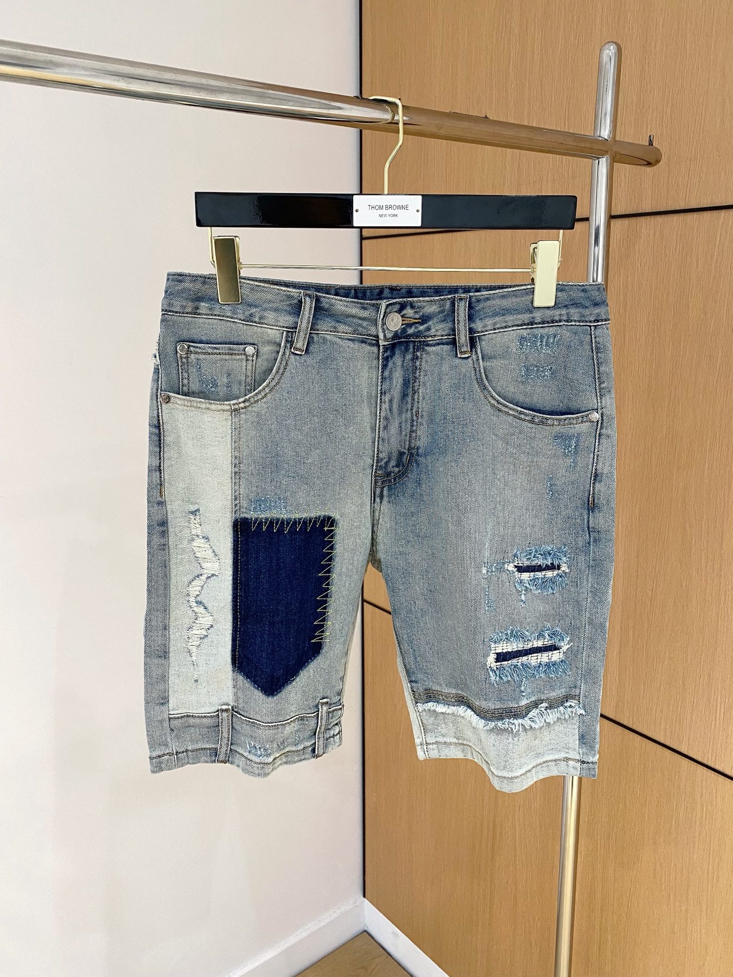 NO:145281,Luo Yiwei high-end customization 2025Ss spring and summer new original single hot denim shorts super customization original hardware super heavy industry craftsmanship excellent style, impeccable details!  The style is not picky!  Must-have sizes for summer: 29-38 (no 35 no 37), loewe, shorts, alexander wang19860909罗意威高端定制 2025Ss春夏新款原单爆款牛仔短裤 超级定制款 原版五金 超级重工工艺 版型超赞,细节做工无可挑剔！款式不挑人！夏季必备尺码:29-38（无35无37）,,loewe,shorts,alexander wang,Men's clothing