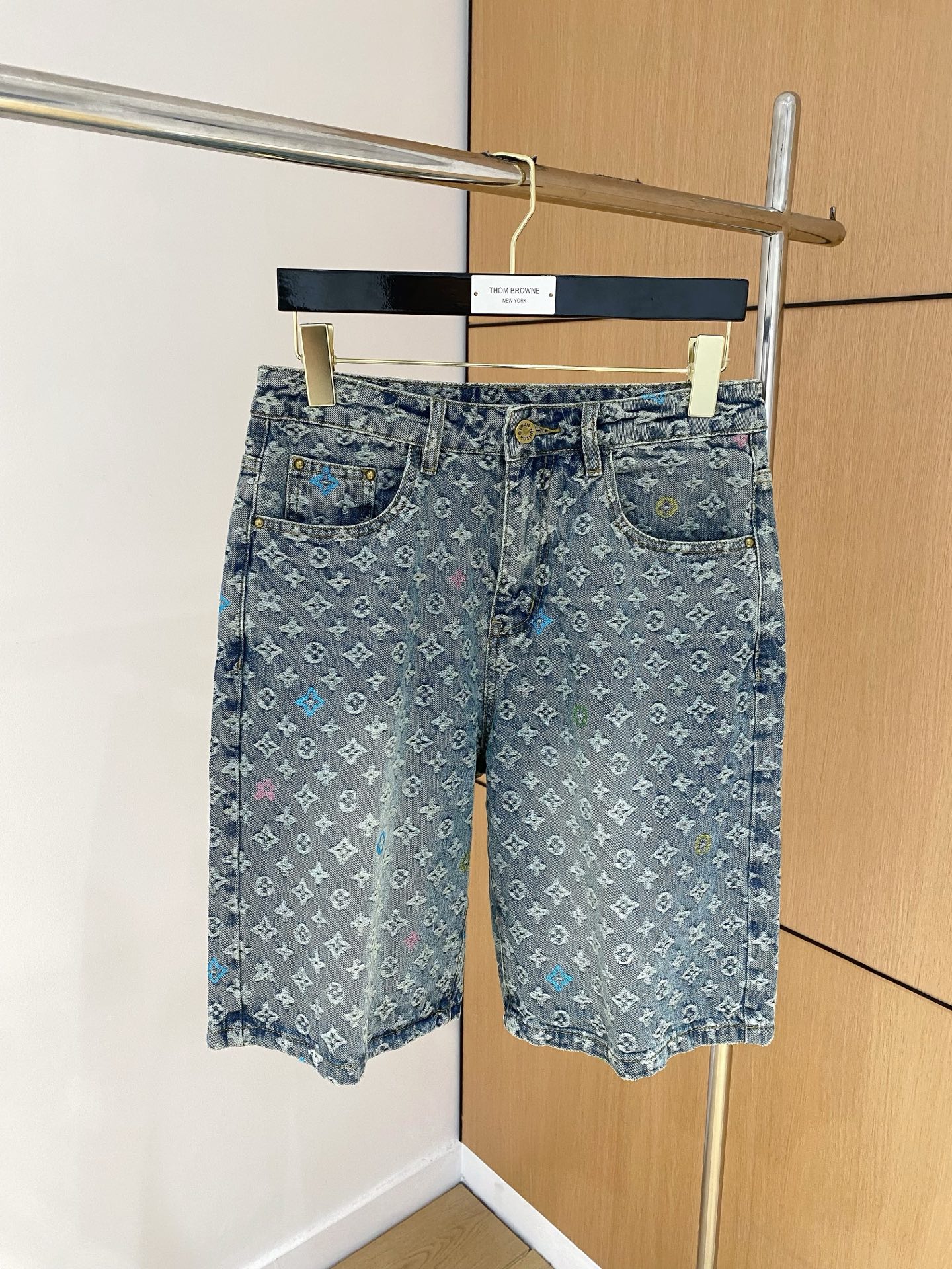 NO:145299,LV high-end customization 2025Ss spring and summer new original single hot denim shorts super customization original hardware super heavy industry craftsmanship excellent style, impeccable details!  The style is not picky!  Must-have sizes for summer: 29-38 (no 35 no 37), louis vuitton, shorts, alexander wang19860909LV高端定制 2025Ss春夏新款原单爆款牛仔短裤 超级定制款 原版五金 超级重工工艺 版型超赞,细节做工无可挑剔！款式不挑人！夏季必备尺码:29-38（无35无37）,,louis vuitton,shorts,alexander wang,Men's clothing