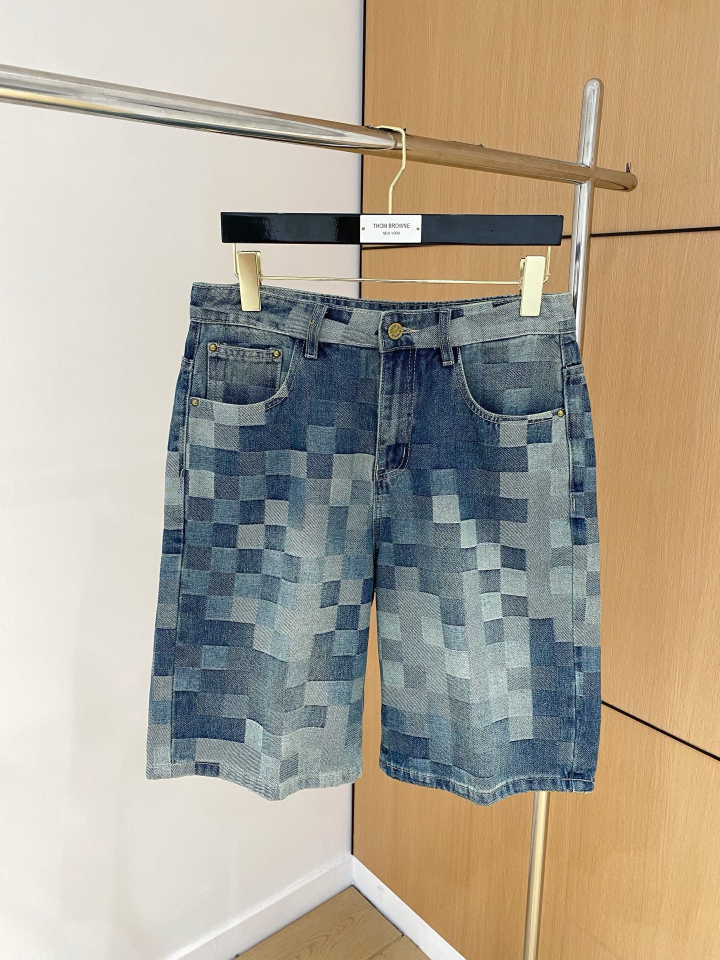 NO:145371,LV high-end customization 2025Ss spring and summer new original single hot denim shorts super customization original hardware super heavy industry craftsmanship excellent style, impeccable details!  The style is not picky!  Must-have sizes for summer: 29-38 (no 35 no 37), louis vuitton, shorts, alexander wang19860909LV高端定制 2025Ss春夏新款原单爆款牛仔短裤 超级定制款 原版五金 超级重工工艺 版型超赞,细节做工无可挑剔！款式不挑人！夏季必备尺码:29-38（无35无37）,,louis vuitton,shorts,alexander wang,Men's clothing