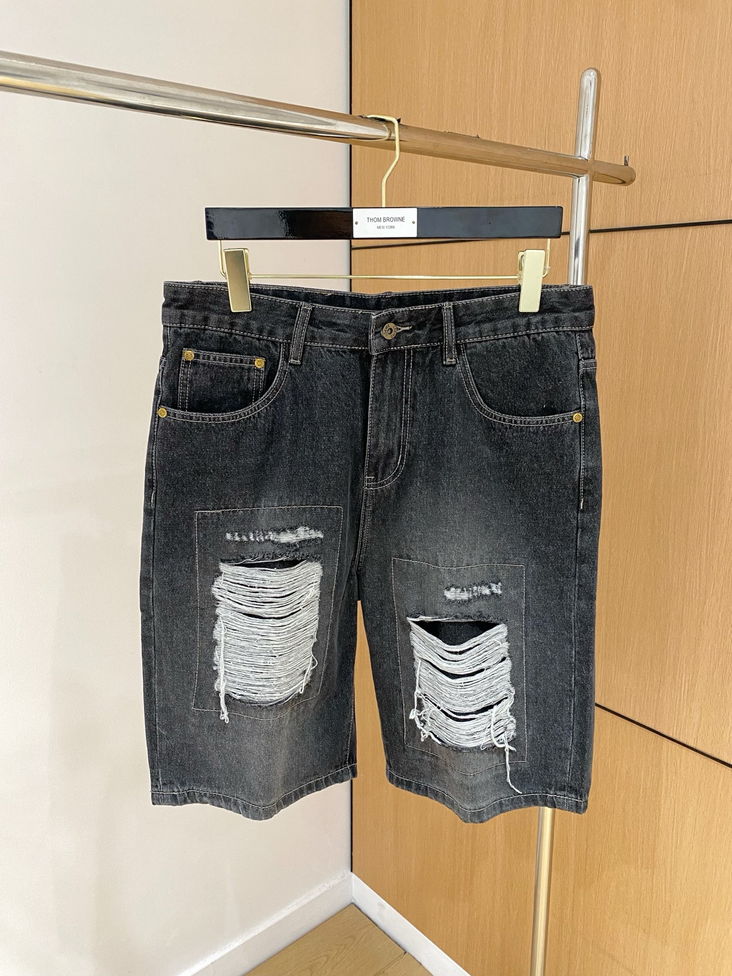 NO:145363,Luo Yiwei high-end customization 2025Ss spring and summer new original single hot denim shorts super customization original hardware super heavy industry craftsmanship excellent style, impeccable details!  The style is not picky!  Must-have sizes for summer: 29-38 (no 35 no 37), loewe, shorts, alexander wang19860909罗意威高端定制 2025Ss春夏新款原单爆款牛仔短裤 超级定制款 原版五金 超级重工工艺 版型超赞,细节做工无可挑剔！款式不挑人！夏季必备尺码:29-38（无35无37）,,loewe,shorts,alexander wang,Men's clothing