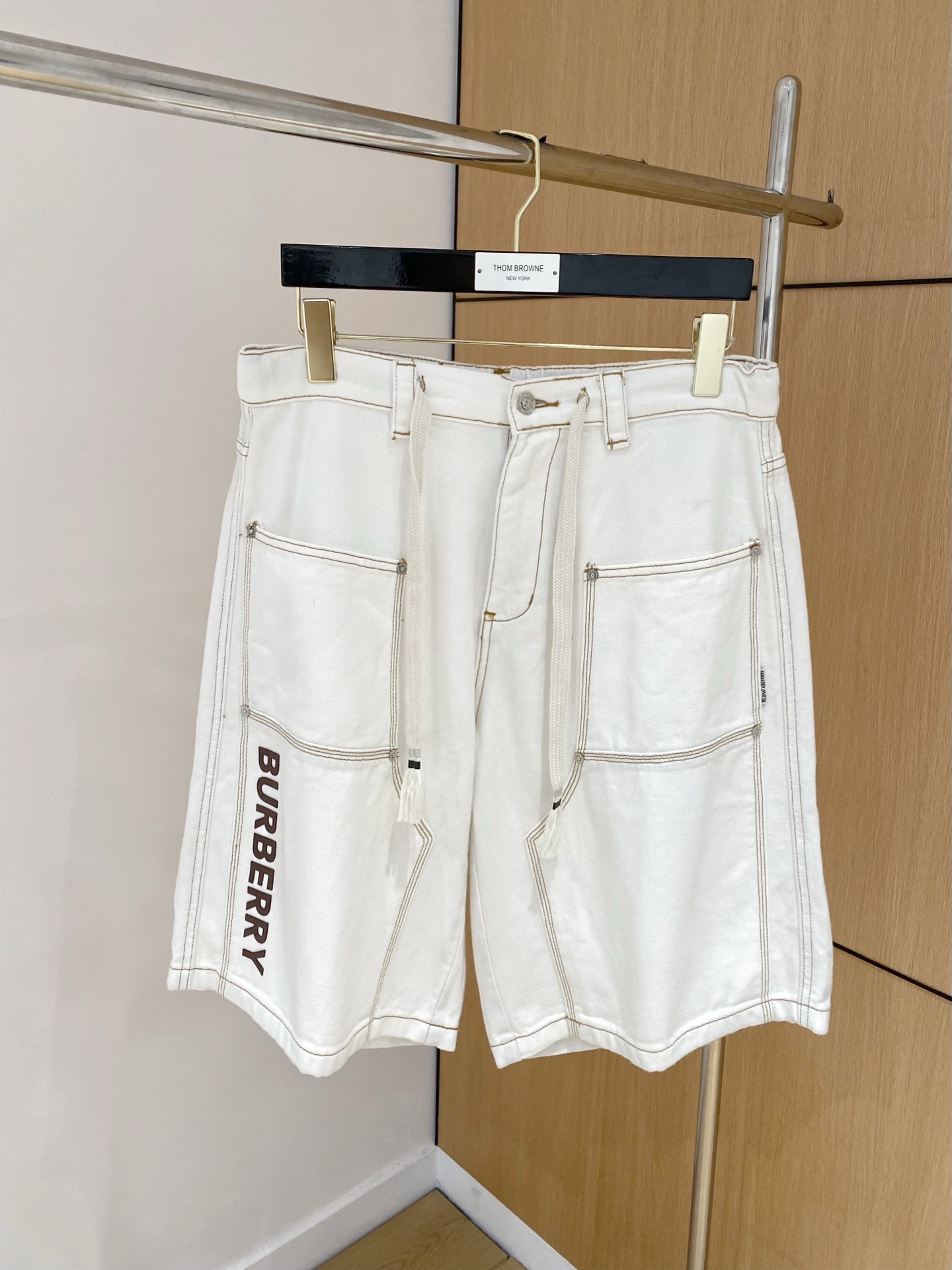 NO:145251,Burberry high-end customization 2025Ss spring and summer new original single hot denim shorts super customization original hardware super heavy industry craftsmanship excellent style, impeccable details!  The style is not picky!  Must-have sizes for summer: 29-38 (no 35 no 37), burberry, shorts, alexander wang19860909巴宝莉高端定制 2025Ss春夏新款原单爆款牛仔短裤 超级定制款 原版五金 超级重工工艺 版型超赞,细节做工无可挑剔！款式不挑人！夏季必备尺码:29-38（无35无37）,,burberry,shorts,alexander wang,Men's clothing