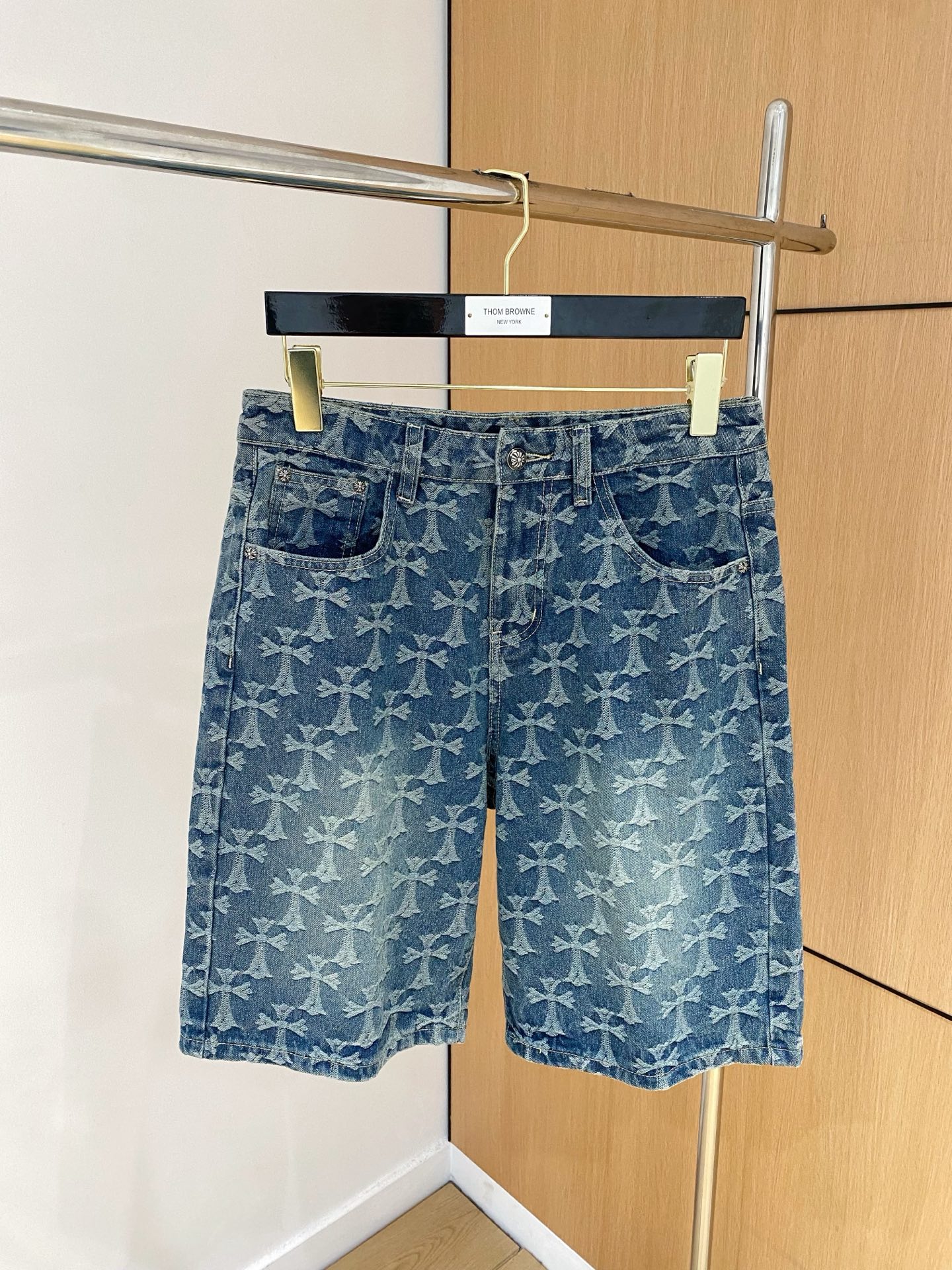 NO:145321,Crowxin high-end customization 2025Ss spring and summer new original single hot denim shorts super customization original hardware super heavy industry craftsmanship excellent style, impeccable details!  The style is not picky!  Must-have sizes for summer: 29-38 (no 35 no 37), chrome hearts, shorts, alexander wang19860909克罗心高端定制 2025Ss春夏新款原单爆款牛仔短裤 超级定制款 原版五金 超级重工工艺 版型超赞,细节做工无可挑剔！款式不挑人！夏季必备尺码:29-38（无35无37）,,chrome hearts,shorts,alexander wang,Men's clothing