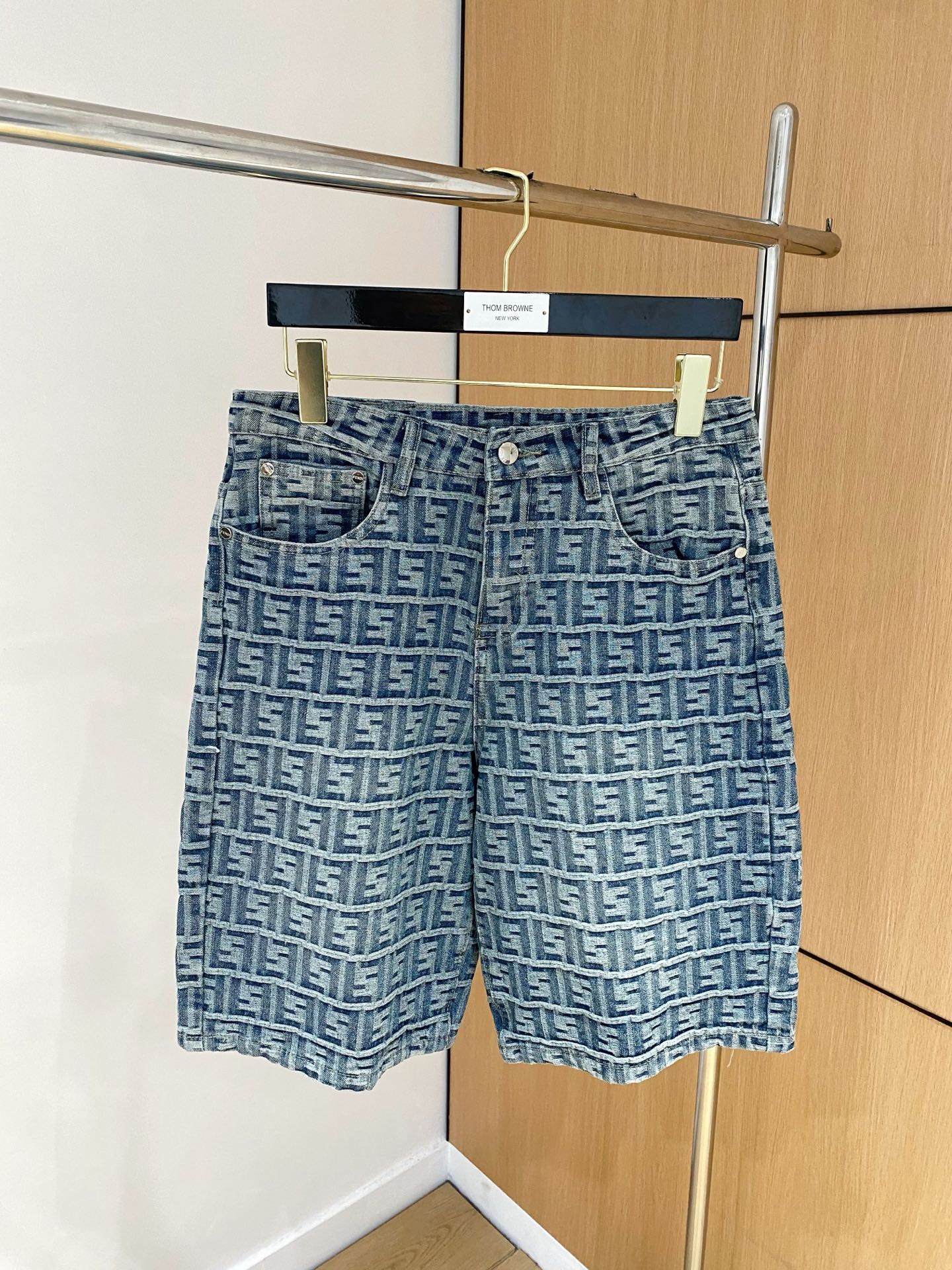 NO:145337,Fendi high-end customization 2025Ss spring and summer new original single hot denim shorts super customization original hardware super heavy industry craftsmanship excellent style, impeccable details!  The style is not picky!  Must-have sizes for summer: 29-38 (no 35 no 37), fendi, shorts, alexander wang19860909芬迪高端定制 2025Ss春夏新款原单爆款牛仔短裤 超级定制款 原版五金 超级重工工艺 版型超赞,细节做工无可挑剔！款式不挑人！夏季必备尺码:29-38（无35无37）,,fendi,shorts,alexander wang,Men's clothing