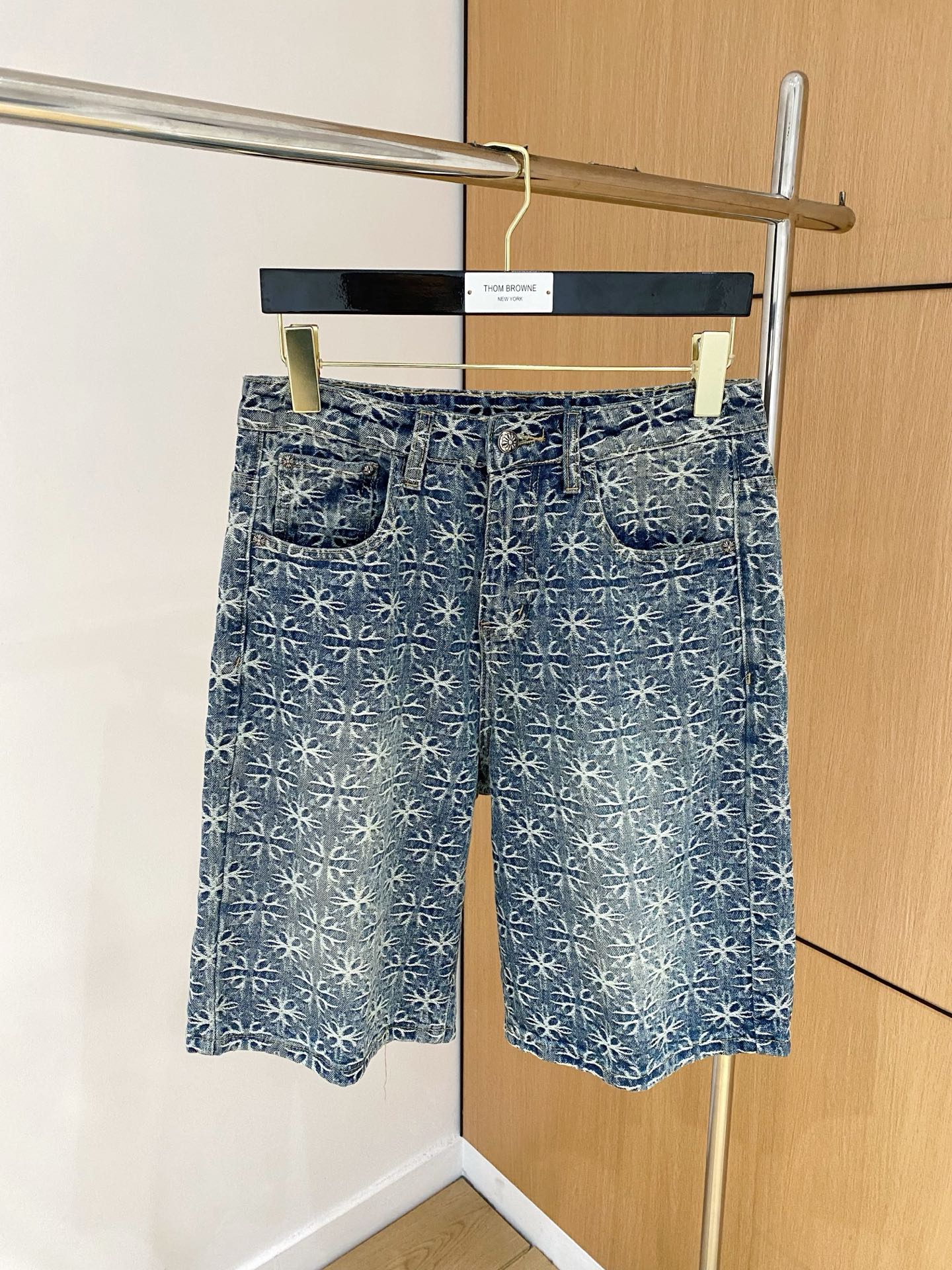 NO:145354,Crowxin high-end customization 2025Ss spring and summer new original single hot denim shorts super customization original hardware super heavy industry craftsmanship excellent style, impeccable details!  The style is not picky!  Must-have sizes for summer: 29-38 (no 35 no 37), chrome hearts, shorts, alexander wang19860909克罗心高端定制 2025Ss春夏新款原单爆款牛仔短裤 超级定制款 原版五金 超级重工工艺 版型超赞,细节做工无可挑剔！款式不挑人！夏季必备尺码:29-38（无35无37）,,chrome hearts,shorts,alexander wang,Men's clothing