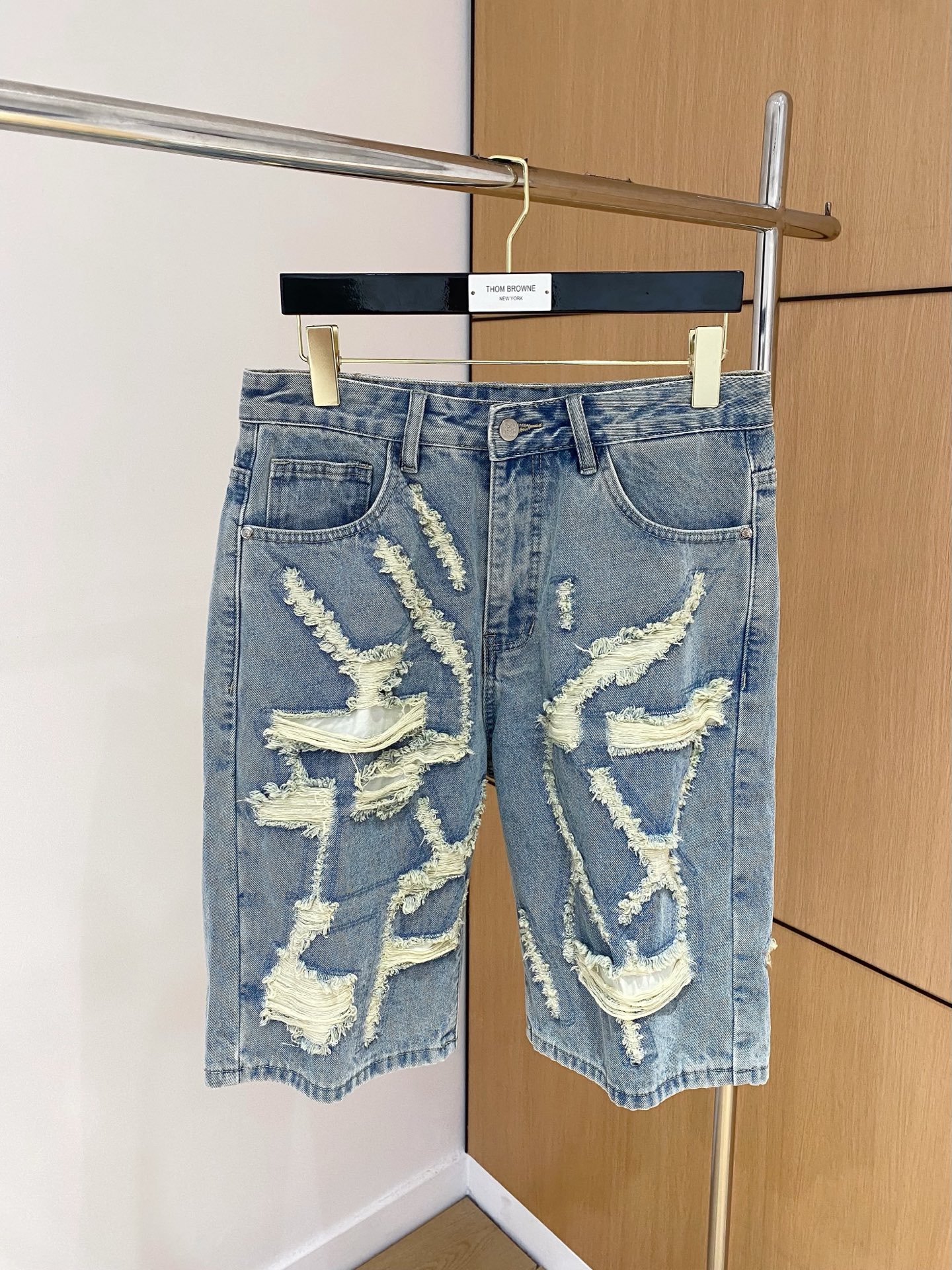 NO:145260,Luo Yiwei high-end customization 2025Ss spring and summer new original single hot denim shorts super customization original hardware super heavy industry craftsmanship excellent style, impeccable details!  The style is not picky!  Must-have sizes for summer: 29-38 (no 35 no 37), loewe, shorts, alexander wang19860909罗意威高端定制 2025Ss春夏新款原单爆款牛仔短裤 超级定制款 原版五金 超级重工工艺 版型超赞,细节做工无可挑剔！款式不挑人！夏季必备尺码:29-38（无35无37）,,loewe,shorts,alexander wang,Men's clothing