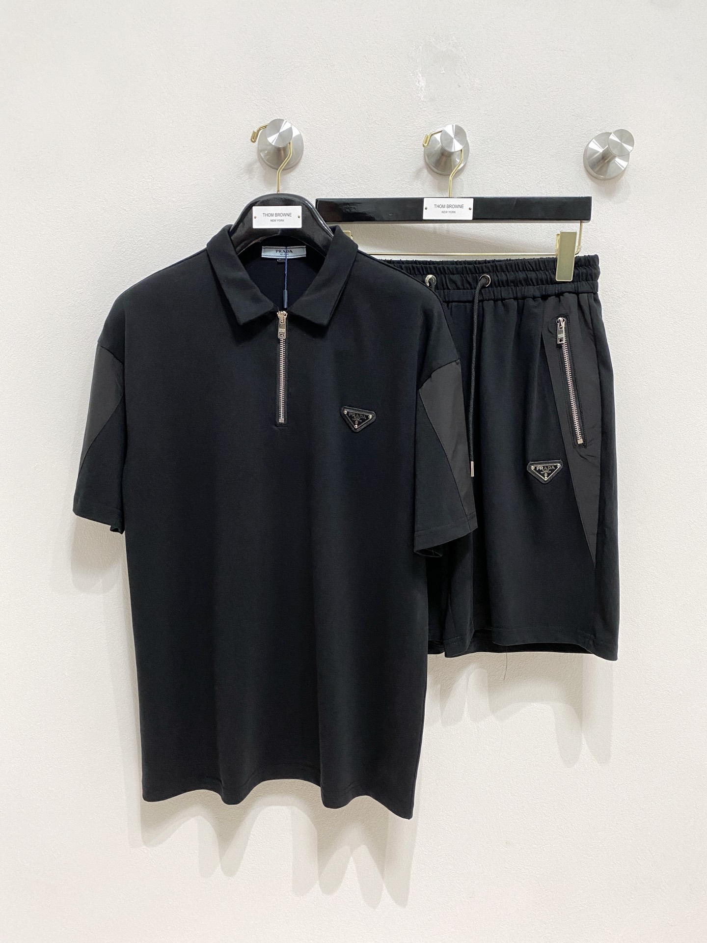 NO:142434,The new Prada 2025 set uses exclusive imported customized fabrics for customer supply. The surface of the fabric is very textured and obvious. The upper body is breathable, light and comfortable. The details show the design characteristics and exquisite craftsmanship, and the overall details are wonderful!  The overall style is fashionable, simple and generous. The same style for men and women, couples. The number of code M-3XL, prada, alexander wang19860909普拉达 2025新款套装采用客供独家进口定制面料,面料表面非常有质感显而易见,上身透气轻薄十分舒适,细节处彰显设计特色与精湛工艺,整体细节美妙绝伦！整体款式时尚简洁大方.男女同款,情侣款.码数M-3XL,,prada,alexander wang,Men's clothing