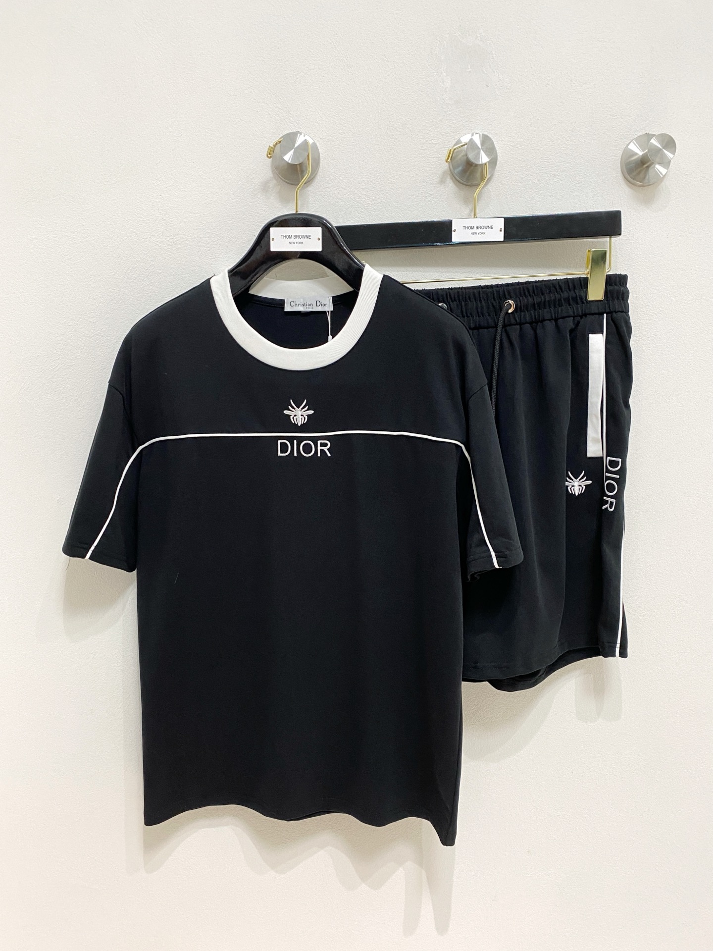 NO:142437,Dior 2025 new set uses exclusive imported customized fabrics for customer supply. The surface of the fabric is very textured and obvious. The upper body is breathable, light and comfortable. The details show the design characteristics and exquisite craftsmanship. The overall details are wonderful!  The overall style is fashionable, simple and generous. The same style for men and women, couples. The number of code M-3XL, dior, alexander wang19860909迪奥 2025新款套装采用客供独家进口定制面料,面料表面非常有质感显而易见,上身透气轻薄十分舒适,细节处彰显设计特色与精湛工艺,整体细节美妙绝伦！整体款式时尚简洁大方.男女同款,情侣款.码数M-3XL,,dior,alexander wang,Men's clothing