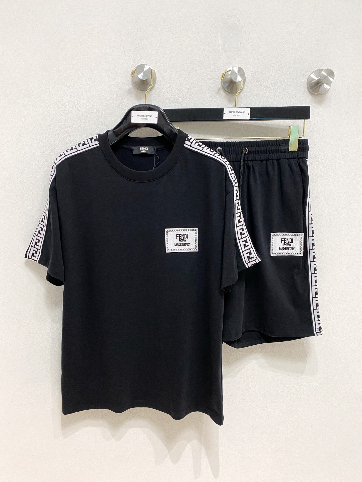 NO:142431,The new Fendi 2025 set uses exclusive imported customized fabrics for customer supply. The surface of the fabric is very textured and obvious. The upper body is breathable, light and comfortable. The details show the design characteristics and exquisite craftsmanship, and the overall details are wonderful!  The overall style is fashionable, simple and generous. The same style for men and women, couples. The number of codes M-3XL, fendi, alexander wang19860909芬迪 2025新款套装采用客供独家进口定制面料,面料表面非常有质感显而易见,上身透气轻薄十分舒适,细节处彰显设计特色与精湛工艺,整体细节美妙绝伦！整体款式时尚简洁大方.男女同款,情侣款.码数M-3XL,,fendi,alexander wang,Men's clothing