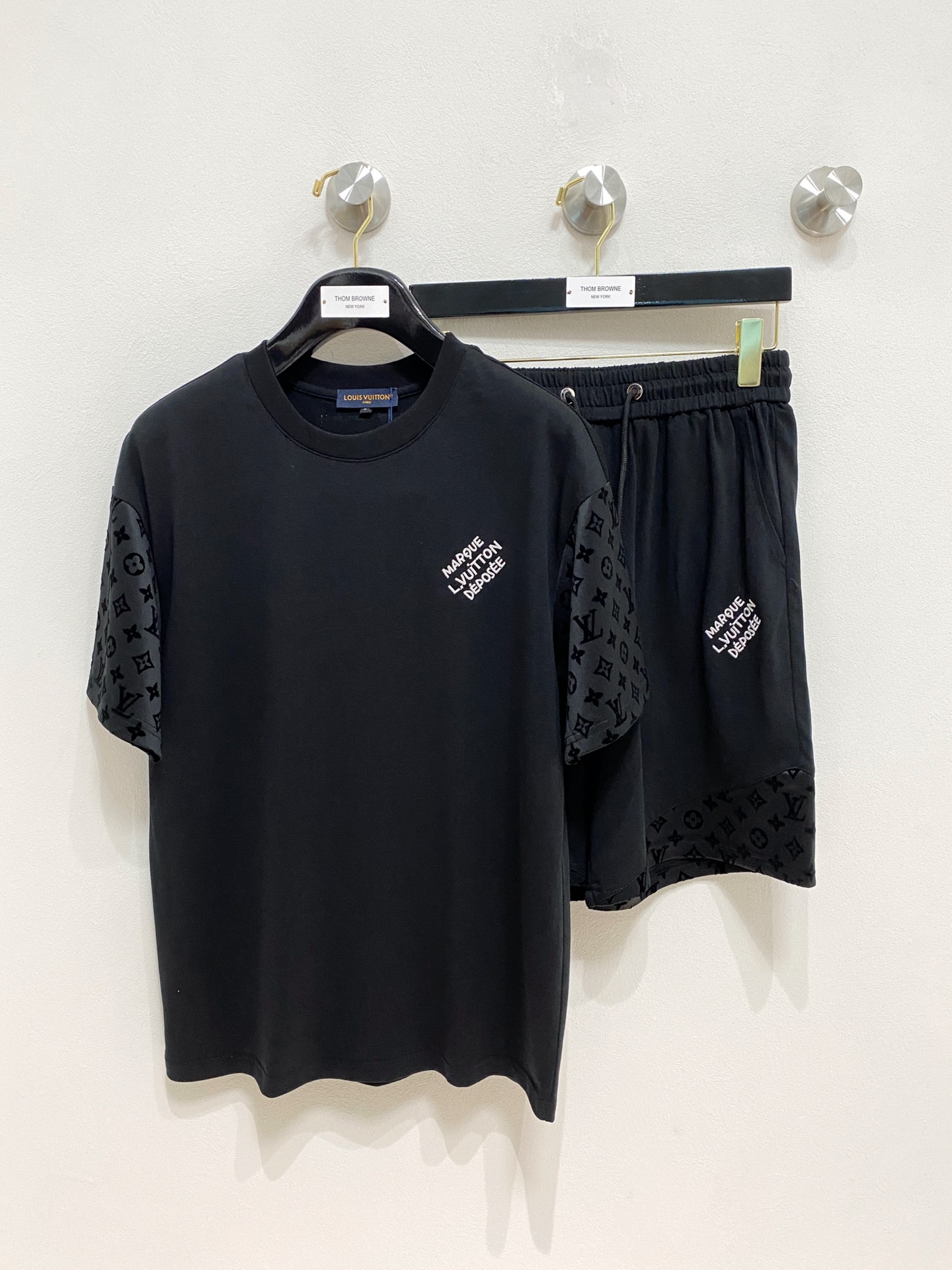 NO:142412,The new LV 2025 set uses exclusive imported customized fabrics for customer supply. The surface of the fabric is very textured and obvious. The upper body is breathable, light and comfortable. The details show the design characteristics and exquisite craftsmanship. The overall details are wonderful!  The overall style is fashionable, simple and generous. The same style for men and women, couples. The number of code M-3XL, louis vuitton, alexander wang19860909LV 2025新款套装采用客供独家进口定制面料,面料表面非常有质感显而易见,上身透气轻薄十分舒适,细节处彰显设计特色与精湛工艺,整体细节美妙绝伦！整体款式时尚简洁大方.男女同款,情侣款.码数M-3XL,,louis vuitton,alexander wang,Men's clothing