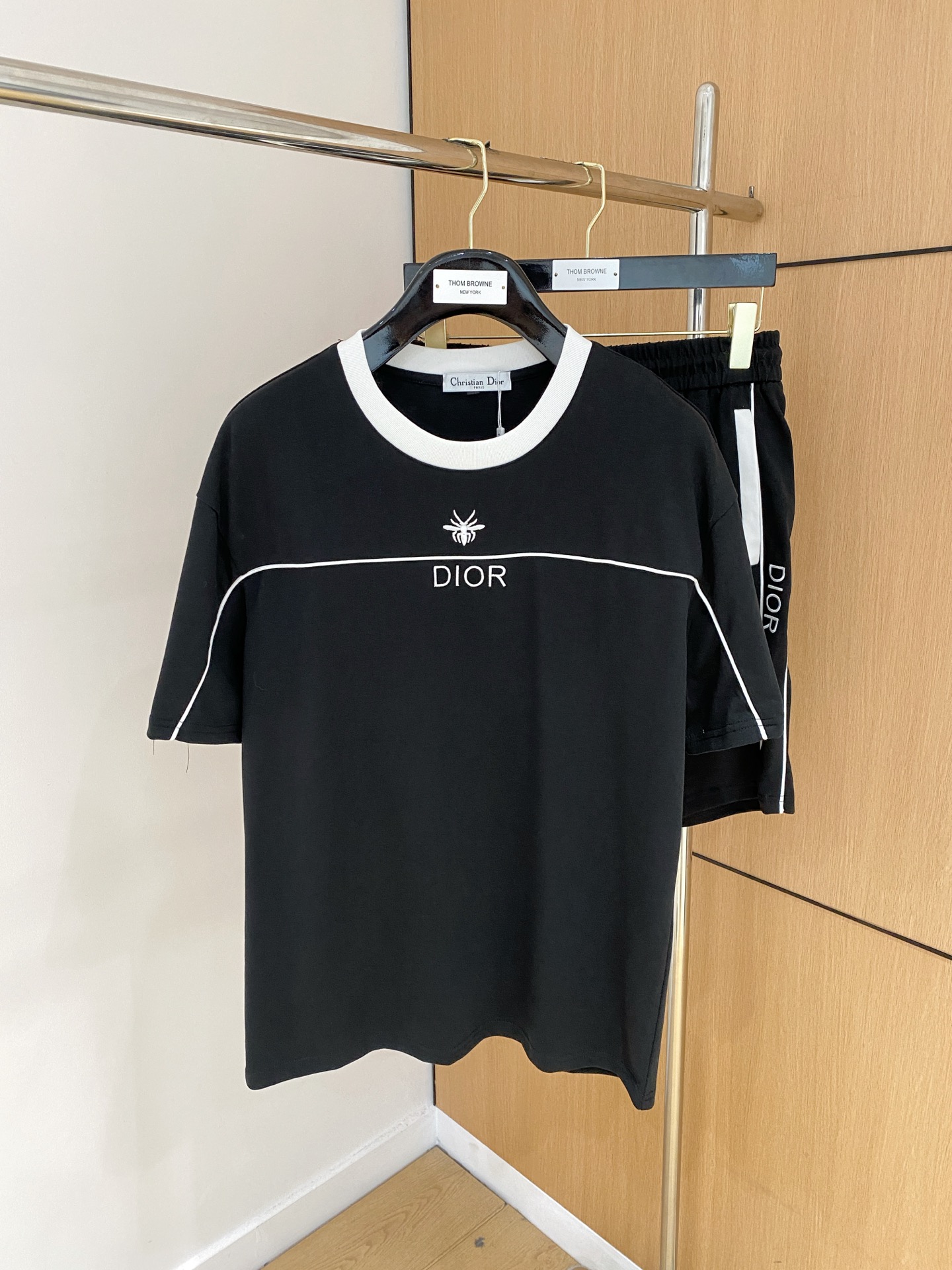 NO:146956,Dior's new suit uses exclusive imported customized fabrics for customer supply. The surface of the fabric is very textured and obvious. The upper body is breathable, light and comfortable. The details show the design characteristics and exquisite craftsmanship. The overall details are wonderful!  The overall style is fashionable, simple and generous. The same style for men and women, couples. The number of code M-3XL, dior, alexander wang19860909迪奥 新款套装采用客供独家进口定制面料,面料表面非常有质感显而易见,上身透气轻薄十分舒适,细节处彰显设计特色与精湛工艺,整体细节美妙绝伦！整体款式时尚简洁大方.男女同款,情侣款.码数M-3XL,,dior,alexander wang,Men's clothing