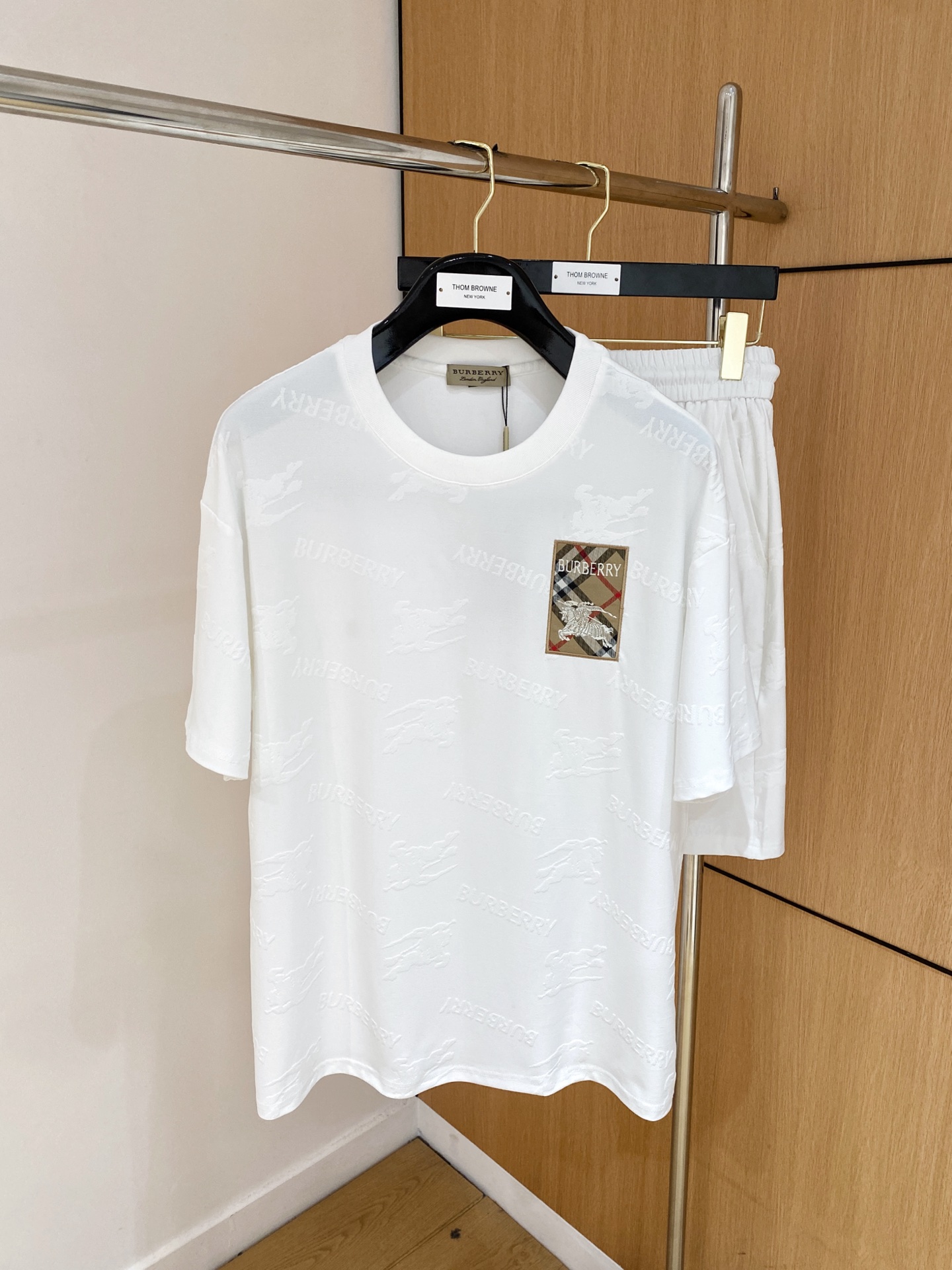 NO:146945,Burberry's new suit uses exclusive imported customized fabrics for customer supply. The surface of the fabric is very textured and obvious. The upper body is breathable, light and comfortable. The details show the design characteristics and exquisite craftsmanship. The overall details are wonderful!  The overall style is fashionable, simple and generous. The same style for men and women, couples. The number of code M-3XL, burberry, alexander wang19860909巴宝莉 新款套装采用客供独家进口定制面料,面料表面非常有质感显而易见,上身透气轻薄十分舒适,细节处彰显设计特色与精湛工艺,整体细节美妙绝伦！整体款式时尚简洁大方.男女同款,情侣款.码数M-3XL,,burberry,alexander wang,Men's clothing