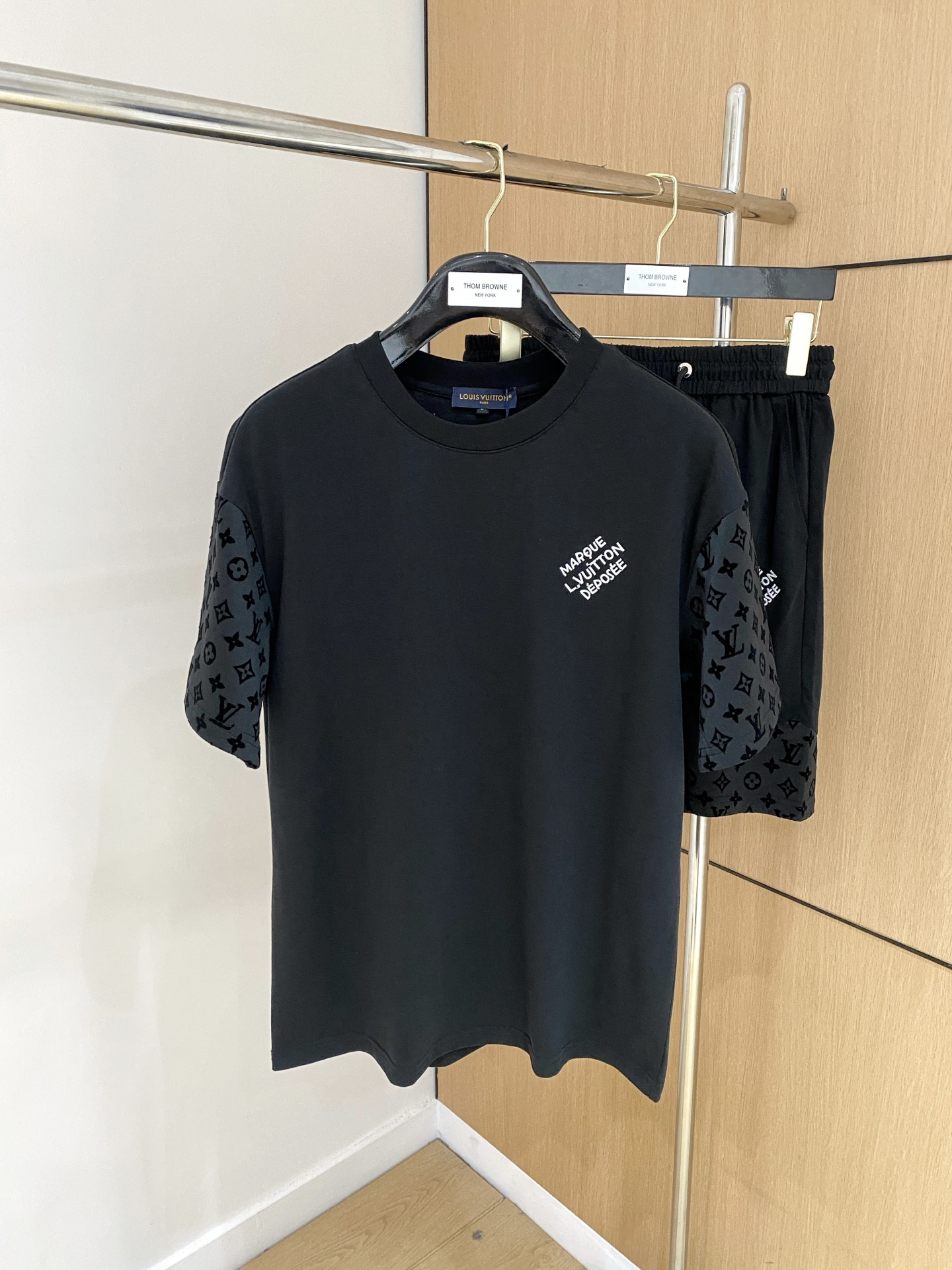 NO:146963,The new LV suit uses exclusive imported customized fabrics for customer supply. The surface of the fabric is very textured and obvious. The upper body is breathable, light and comfortable. The details show the design characteristics and exquisite craftsmanship. The overall details are wonderful!  The overall style is fashionable, simple and generous. The same style for men and women, couples. The number of code M-3XL, louis vuitton, alexander wang19860909LV 新款套装采用客供独家进口定制面料,面料表面非常有质感显而易见,上身透气轻薄十分舒适,细节处彰显设计特色与精湛工艺,整体细节美妙绝伦！整体款式时尚简洁大方.男女同款,情侣款.码数M-3XL,,louis vuitton,alexander wang,Men's clothing