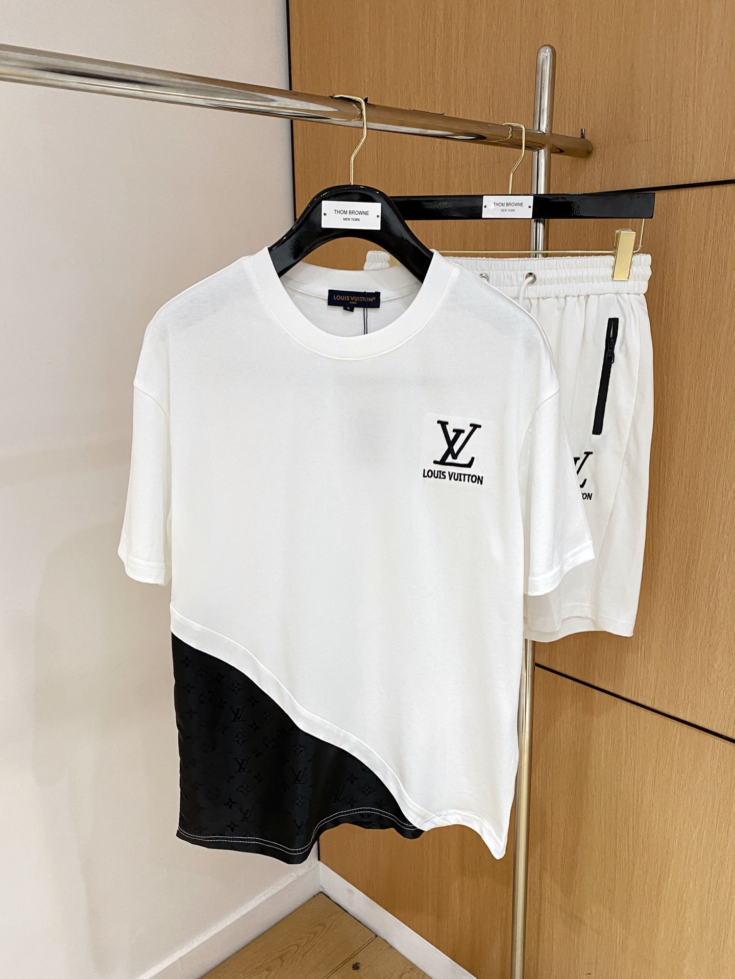 NO:146936,The new LV suit uses exclusive imported customized fabrics for customer supply. The surface of the fabric is very textured and obvious. The upper body is breathable, light and comfortable. The details show the design characteristics and exquisite craftsmanship. The overall details are wonderful!  The overall style is fashionable, simple and generous. The same style for men and women, couples. The number of code M-3XL, louis vuitton, alexander wang19860909LV 新款套装采用客供独家进口定制面料,面料表面非常有质感显而易见,上身透气轻薄十分舒适,细节处彰显设计特色与精湛工艺,整体细节美妙绝伦！整体款式时尚简洁大方.男女同款,情侣款.码数M-3XL,,louis vuitton,alexander wang,Men's clothing